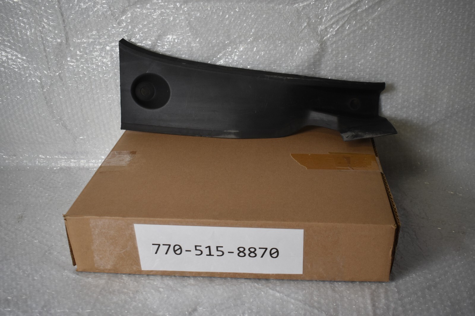 CADILLAC XT6 SPORT REAR RIGHT CHANNEL GUTTER 2020-2025 OEM 84208852