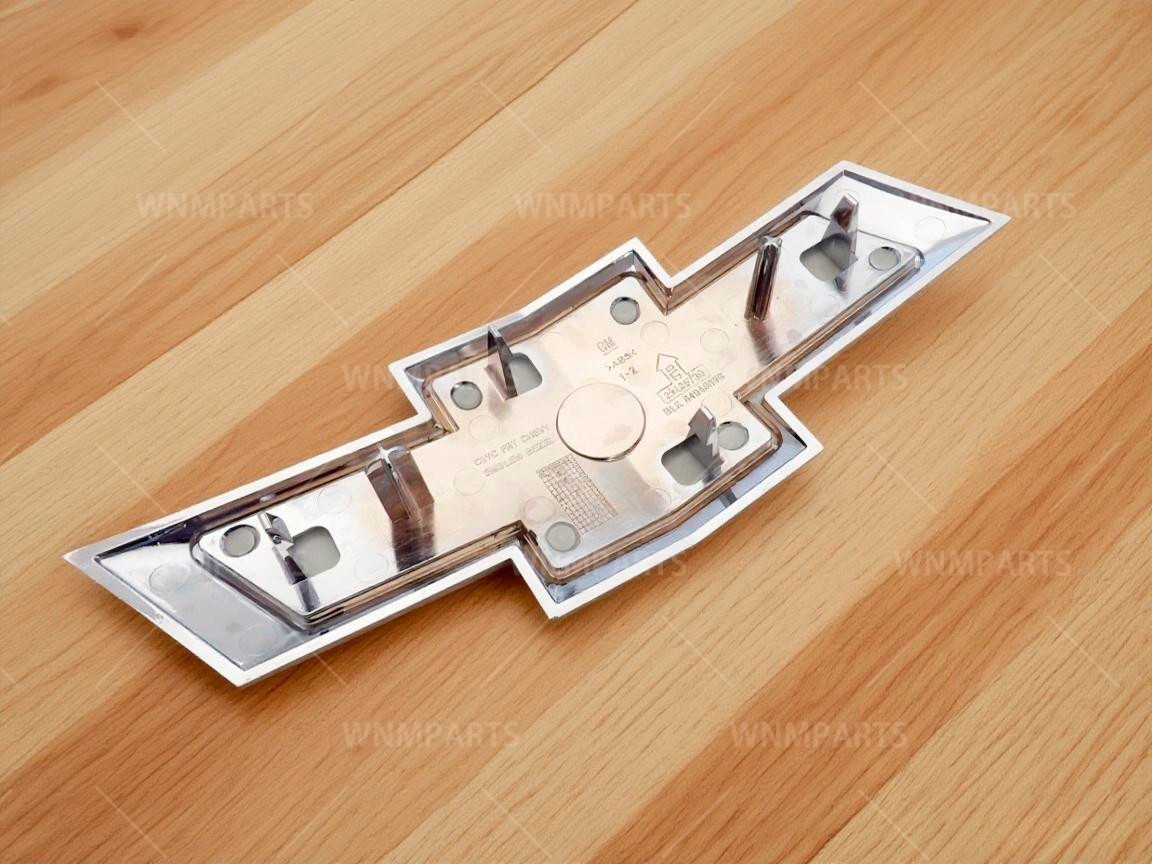 2018 -2024 Chevrolet Traverse Bowtie front Grille Chrome Emblem 23165730 OEM