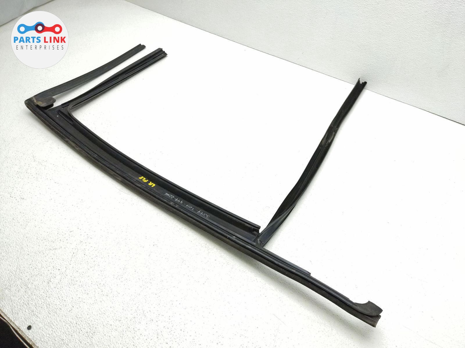 2022-24 RIVIAN R1S REAR LEFT DOOR SEAL TRIM WINDOW MOLDING APPLIQUE COVER STRIP