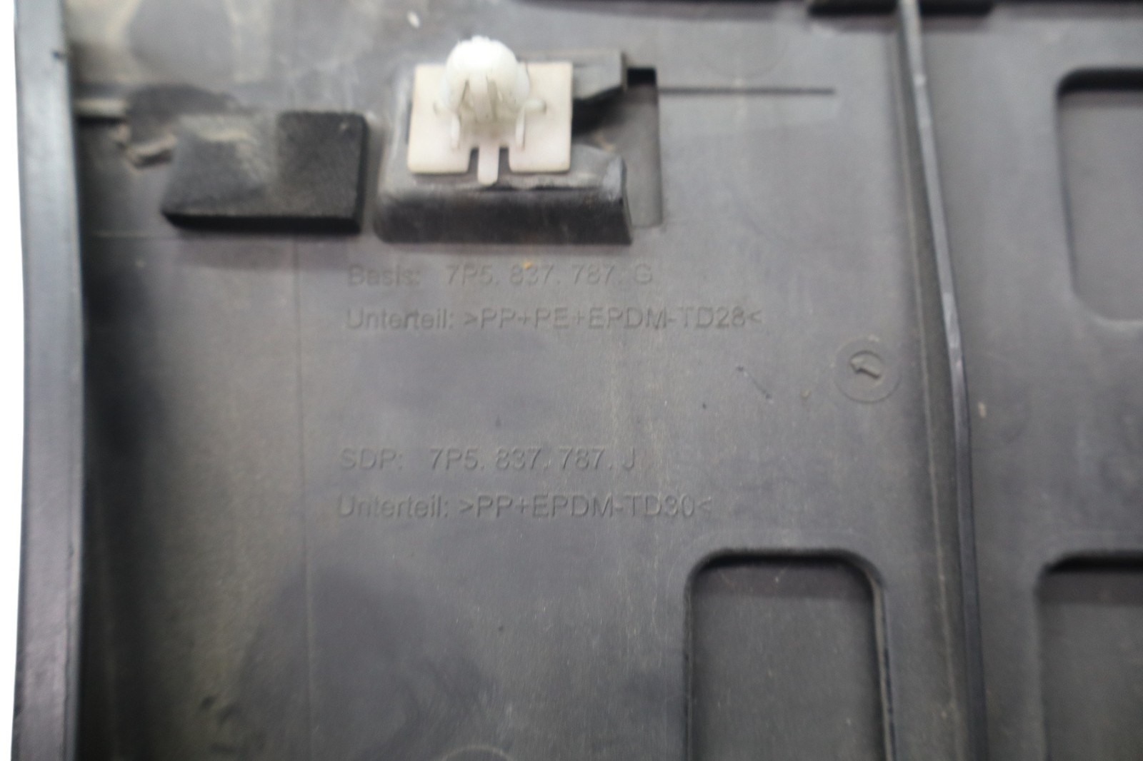 11-18 Porsche Cayenne 958 Rear Left Driver Side Lower Door Molding 7P5837787 OEM