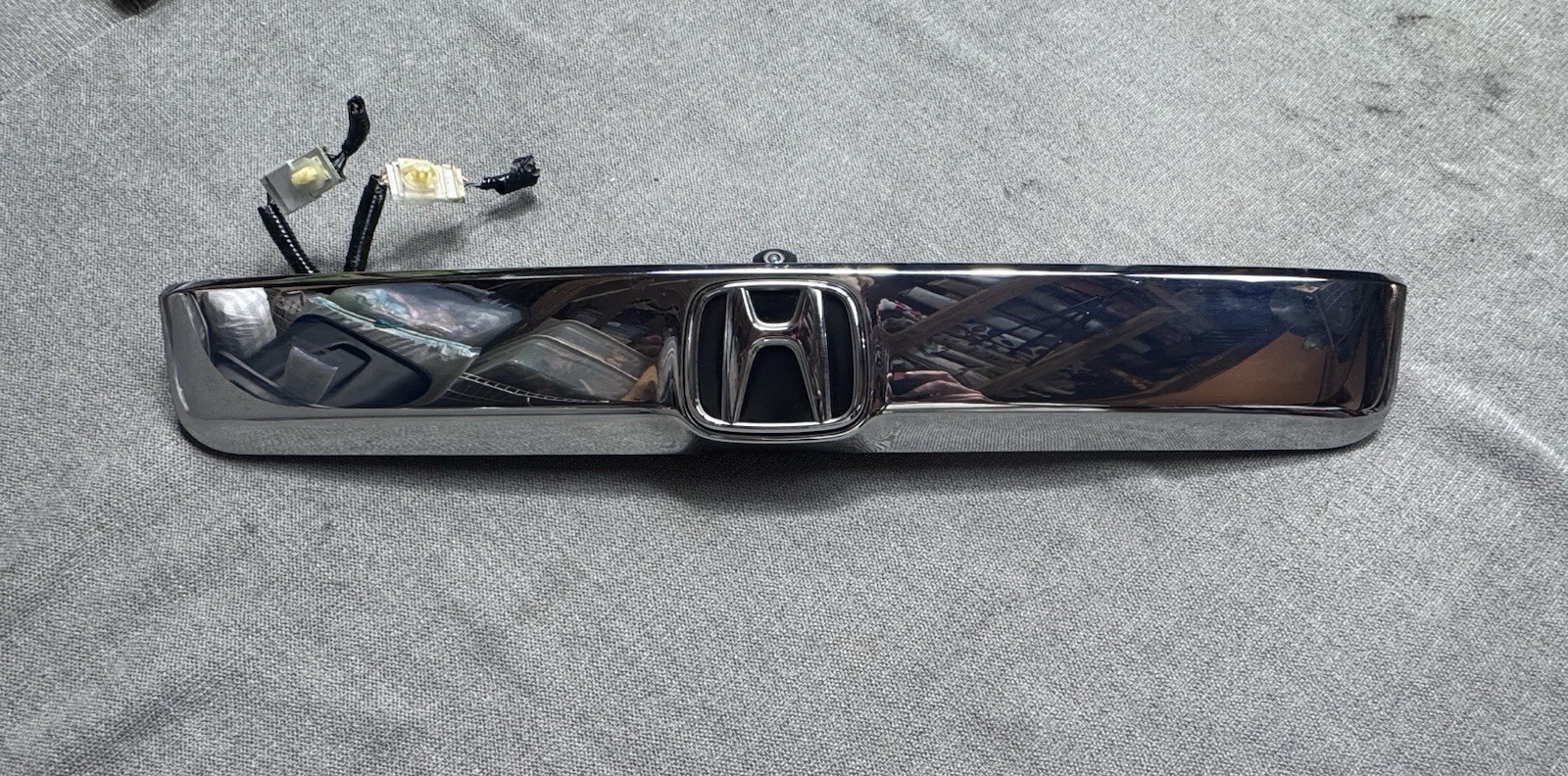 2009-2011 HONDA PILOT TAILGATE HATCH LID CHROME TRIM MOLDING W/ CAMERA OEM