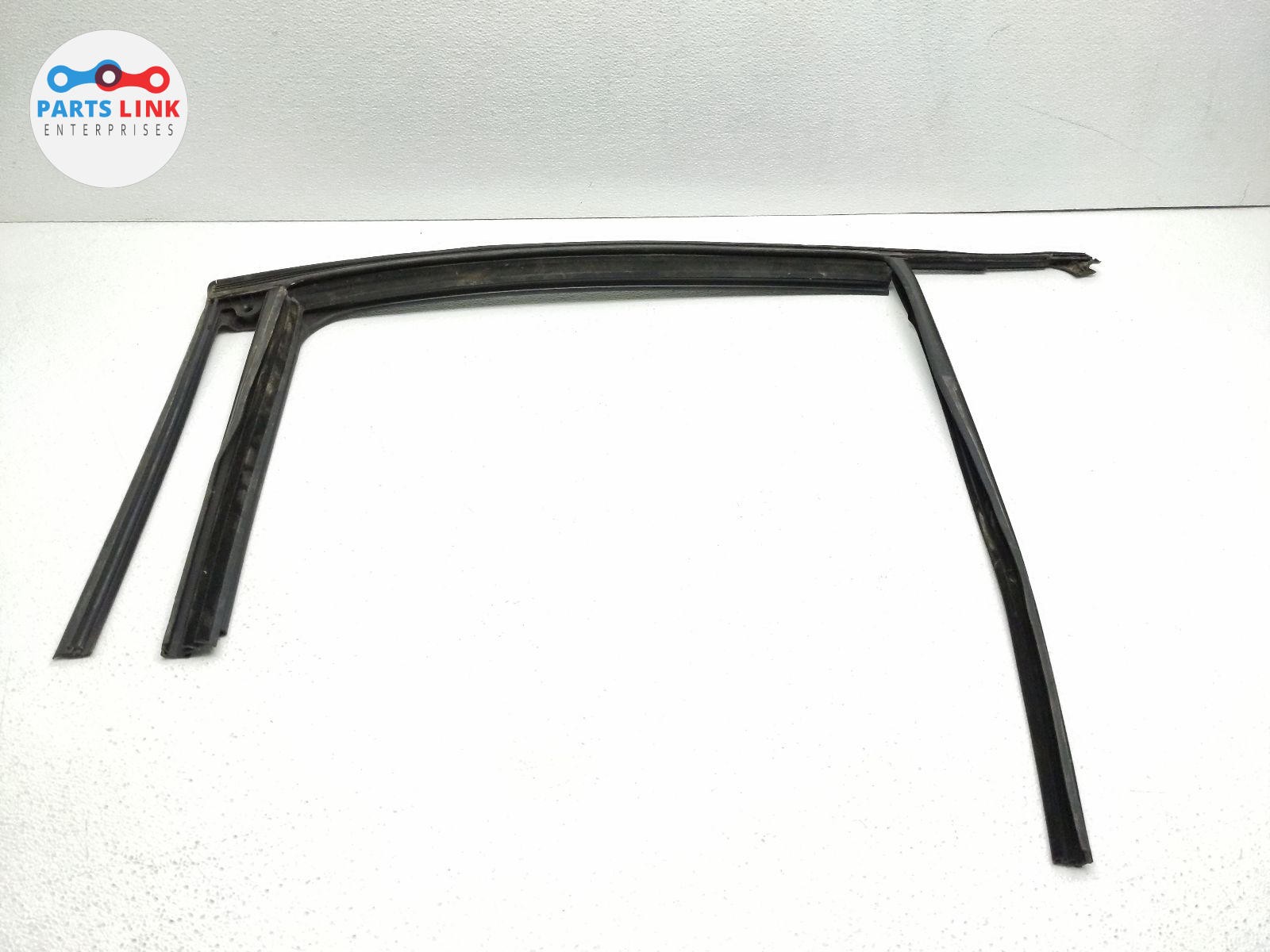 2022-24 RIVIAN R1S REAR LEFT DOOR SEAL TRIM WINDOW MOLDING APPLIQUE COVER STRIP