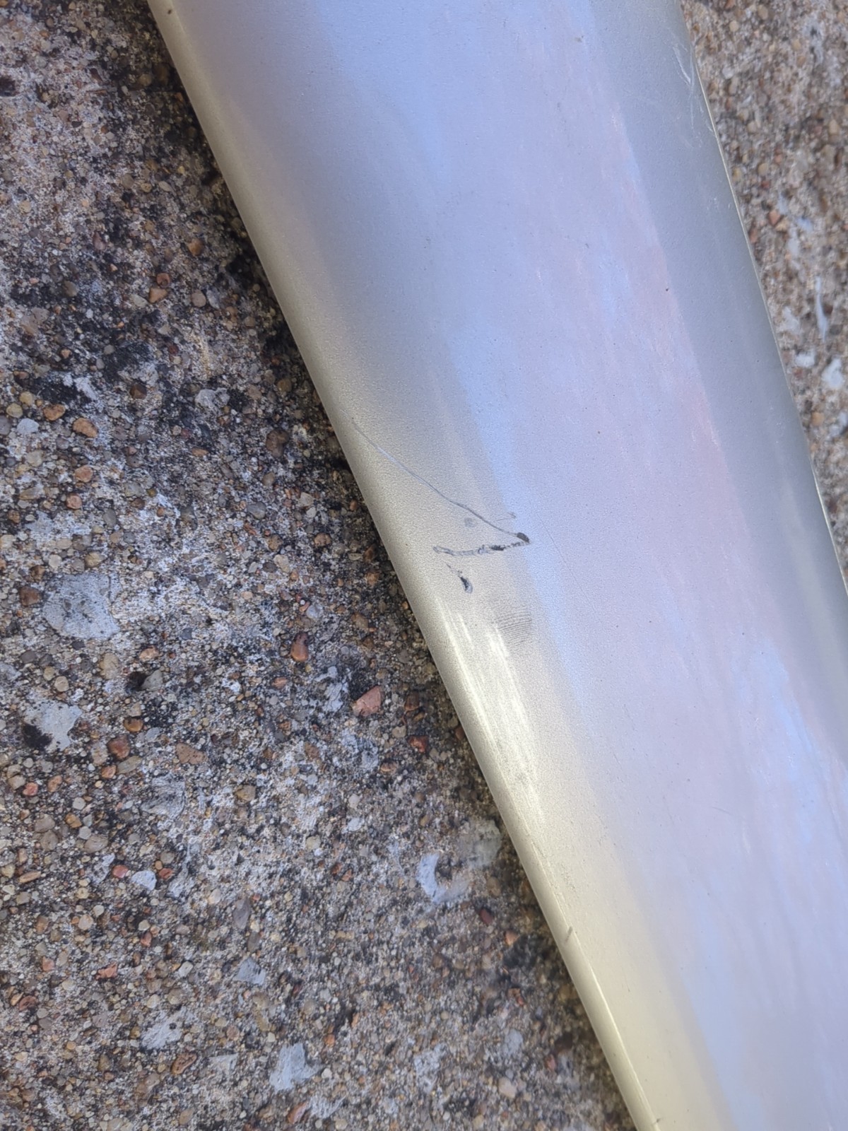 2001-2006 GMC Yukon Denali Passenger Front Door Bottom Molding U926L Silver OEM
