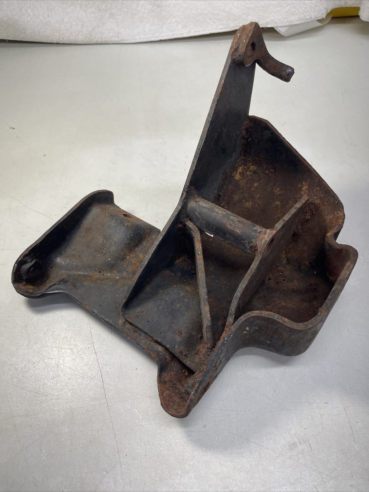 1969 Buick Riviera Front Engine Bracket Alternator AC￼ f2