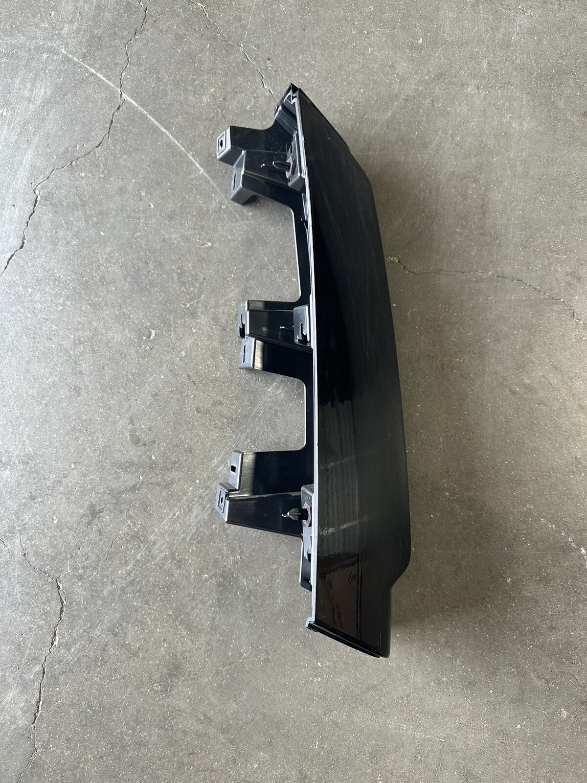 2021-2024 TAHOE SUBURBAN REAR LEFT DRIVER SIDE TAIL LIGHT UPPER COVER TRIM OEM