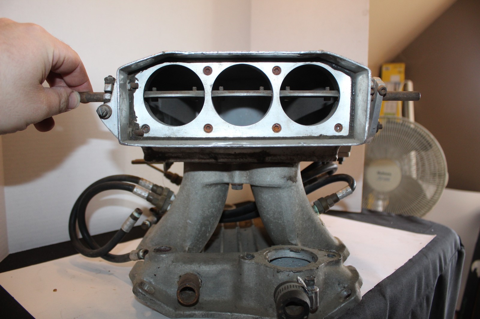 Edelbrock V6 4.3 chevy Tunnel Ram fuel injector nhra ihra drag racing bowtie