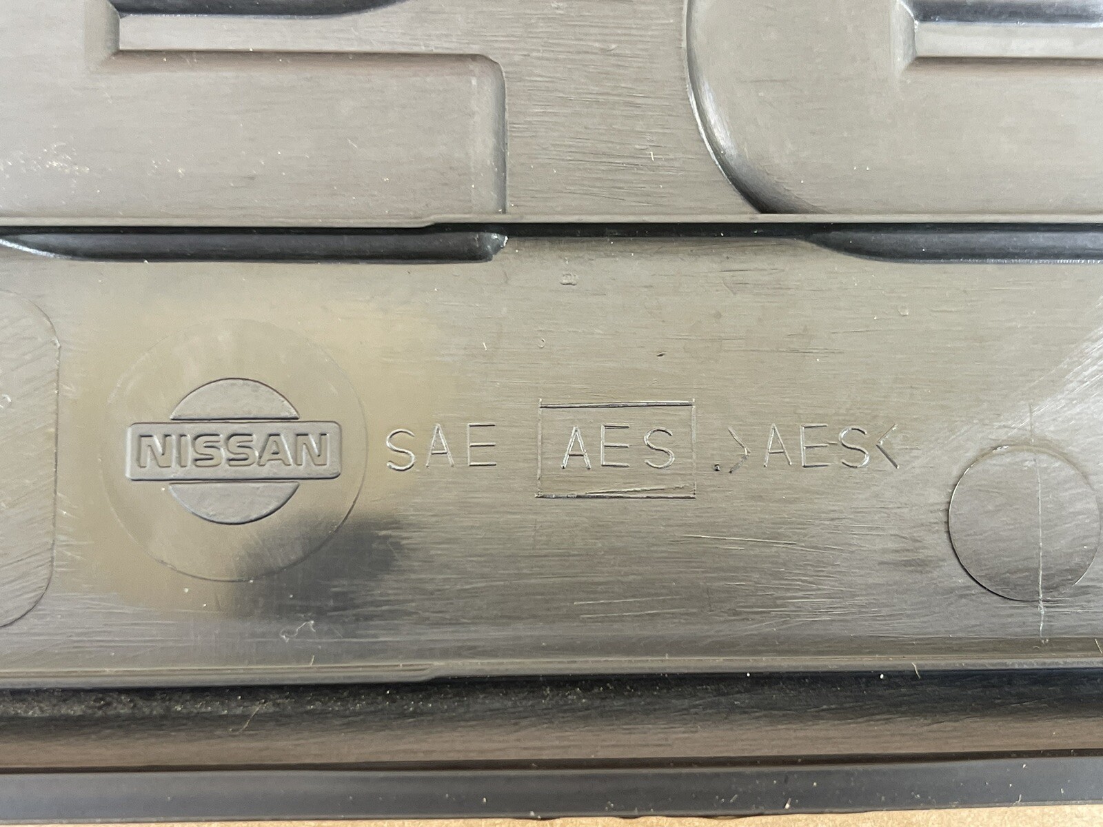 1990-1995 Nissan Pathfinder Trunk Hatch Center Garnish Panel Trim Tailgate