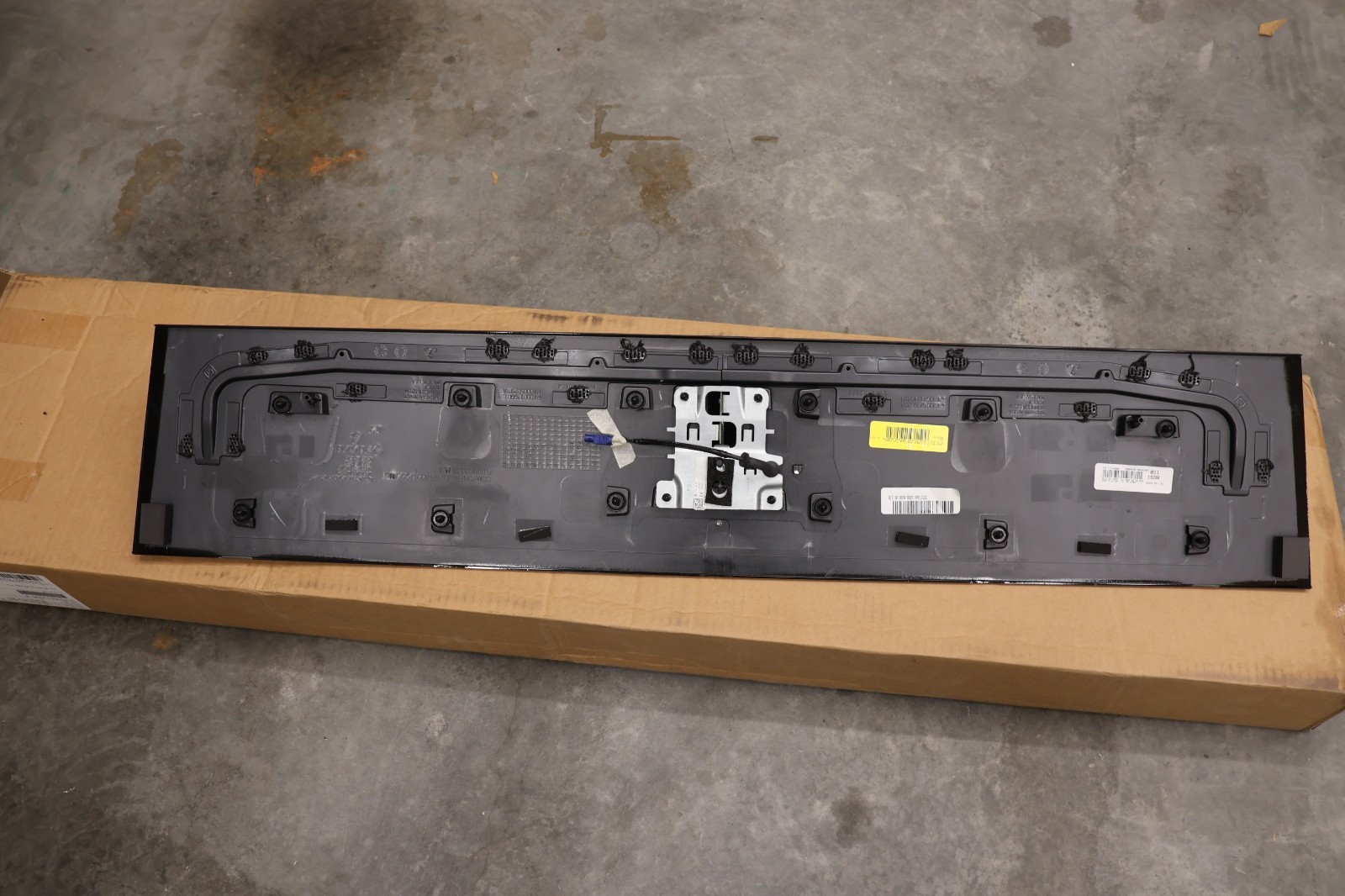 2022-2025 Rivian R1S OEM Rear Overhead Shark Fin Roof Antenna Applique Molding