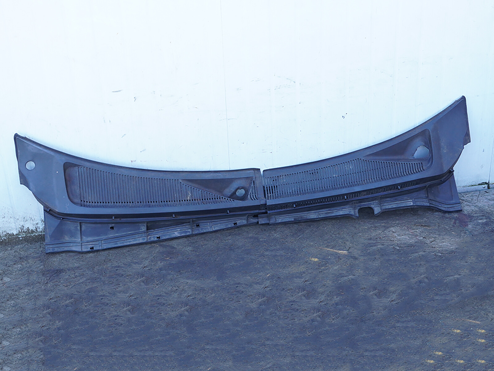 2011 – 2014 Ford Pickup F550 Super Duty Vent Panel Trim Windshield Window Glass