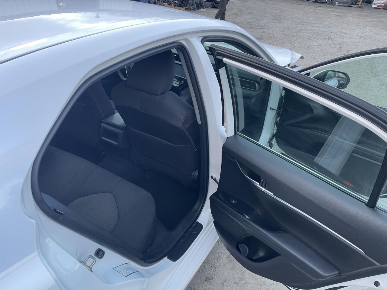 2018-24 TOYOTA CAMRY RIGHT ROCKER W/POST WHITE PC:040 2.5L AT FWD 100K LE 62863