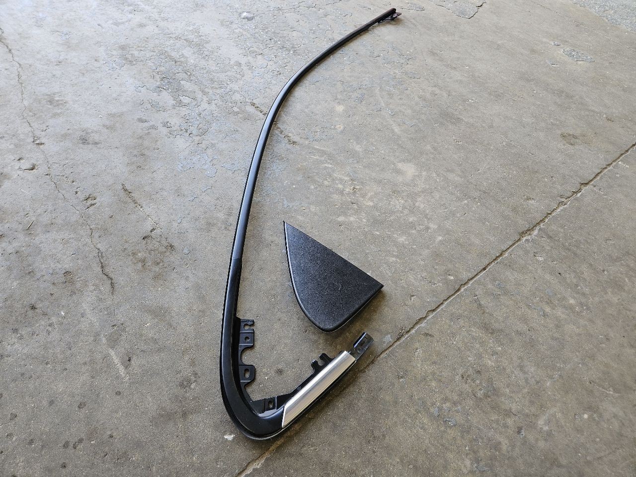 2019-2025 SIERRA LH DRIVER FRONT UPPER REVEAL MOLDING BLACK 22