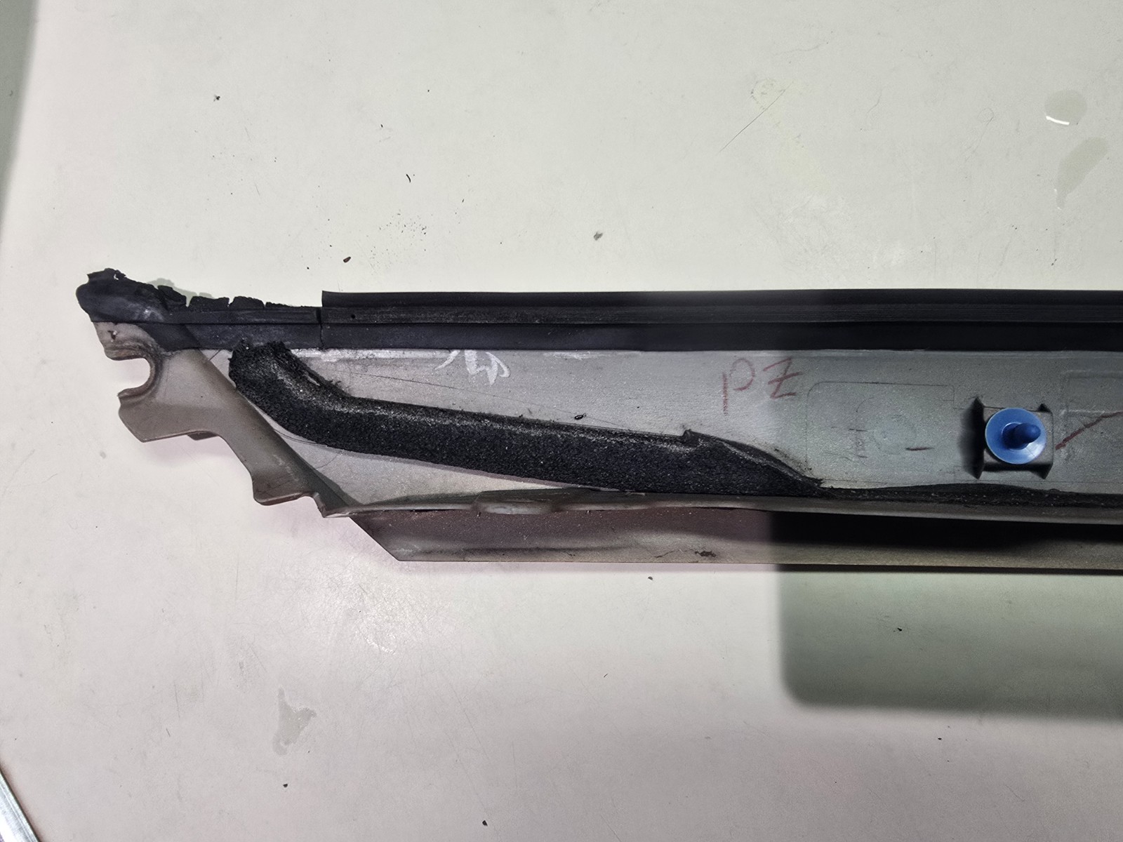 06-09 Nissan 350z CONVERTIBLE passenger Windshield exterior outside Pillar OEM