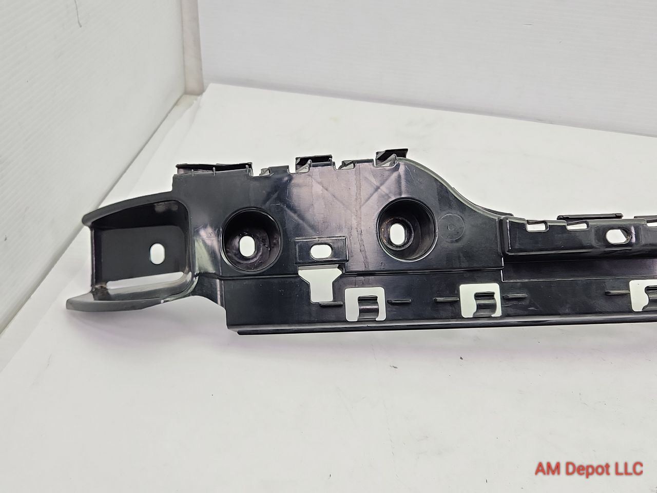2009 BMW 135i 128i E82 E88 Rear Bumper Cover Center Guide Mount Bracket 7170665