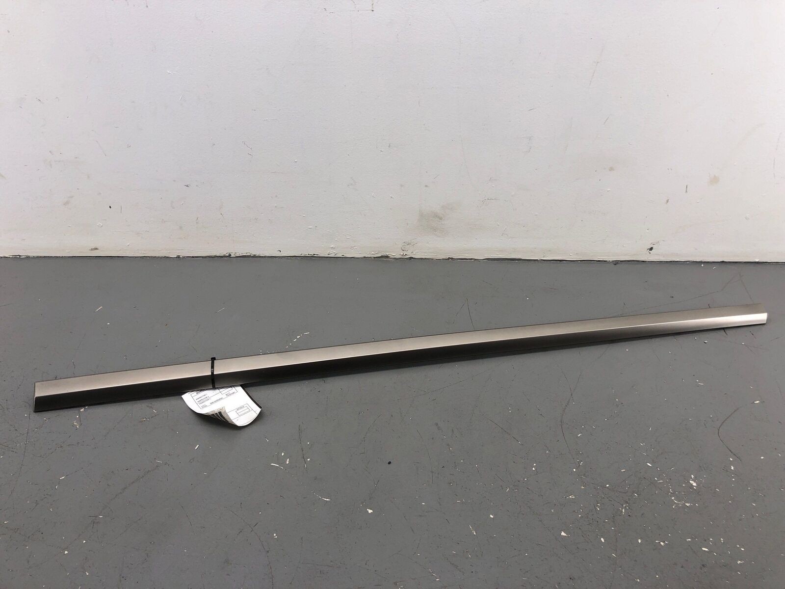 2016-2019 Bmw M760I Front Right Door Lower Moulding Trim Bronze 5113-7364352 Oem