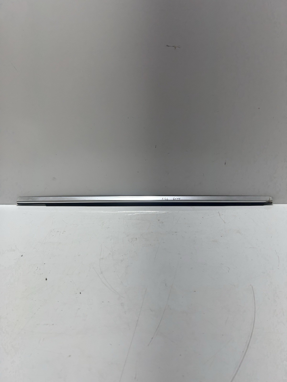 2013 – 2016 MERCEDES GL550 X166 FRONT LEFT DRIVER SIDE DOOR WINDOW BELT MOLDING