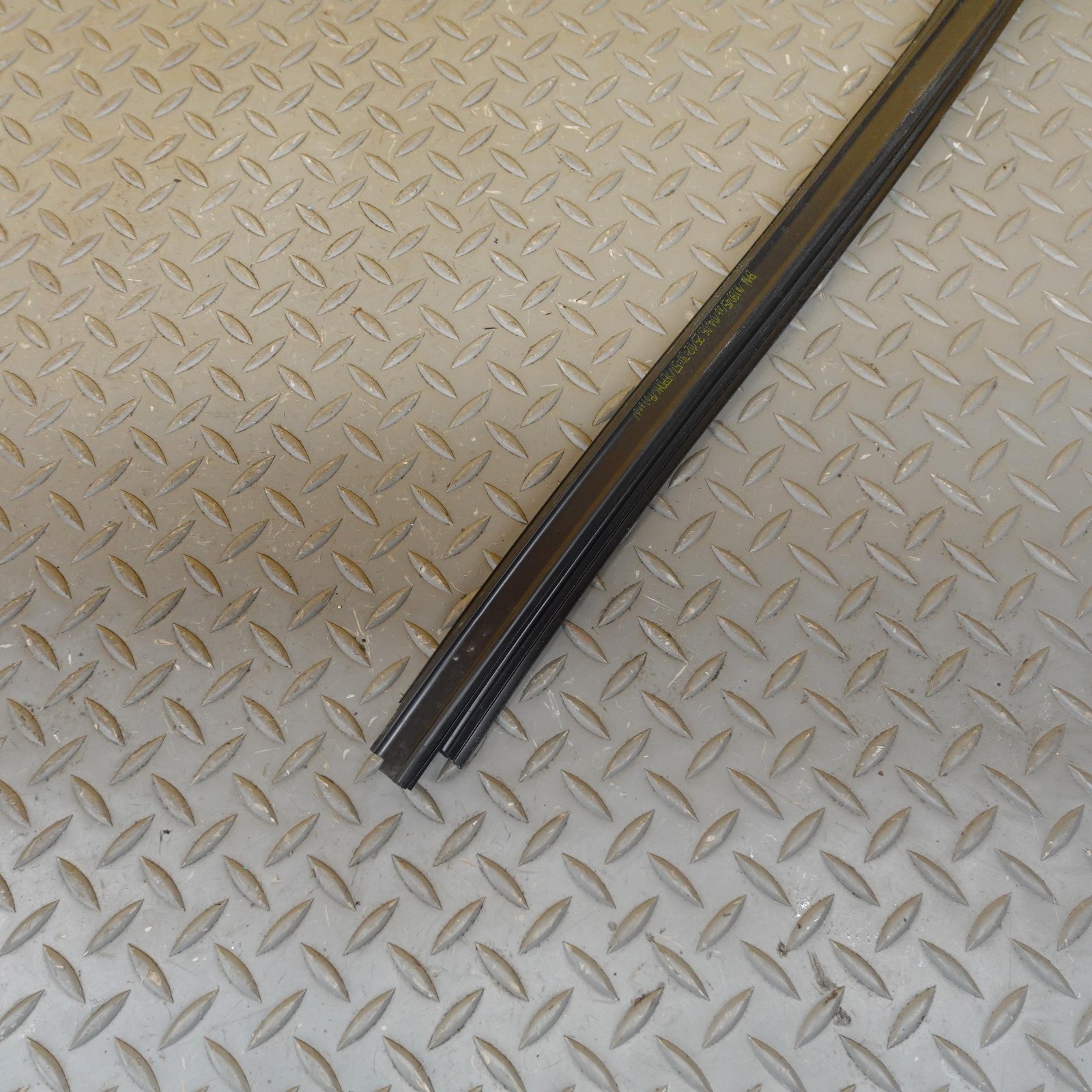 2024-2026 BMW X2 U10 FRONT RIGHT SIDE SET OF DOOR MOLDING WINDOW SEAL OEM