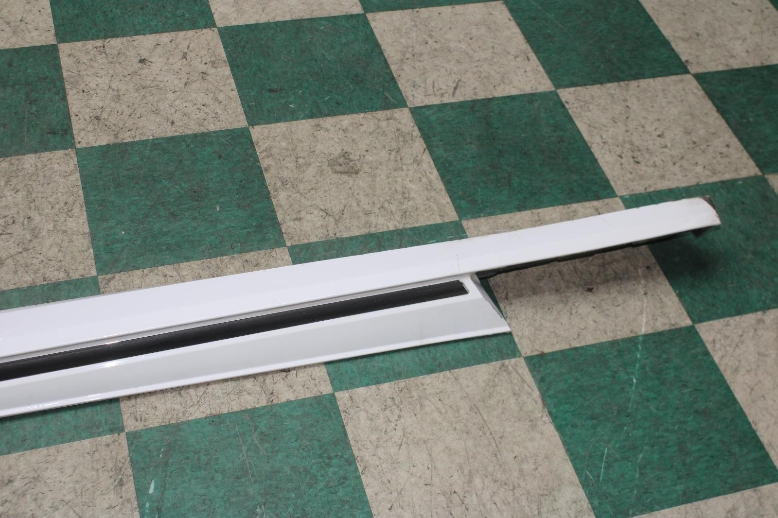 ⚠️NOTE⚠️ 16-24 Camaro Summit White Left LH Side Skirt Rocker Molding OE Panel OE