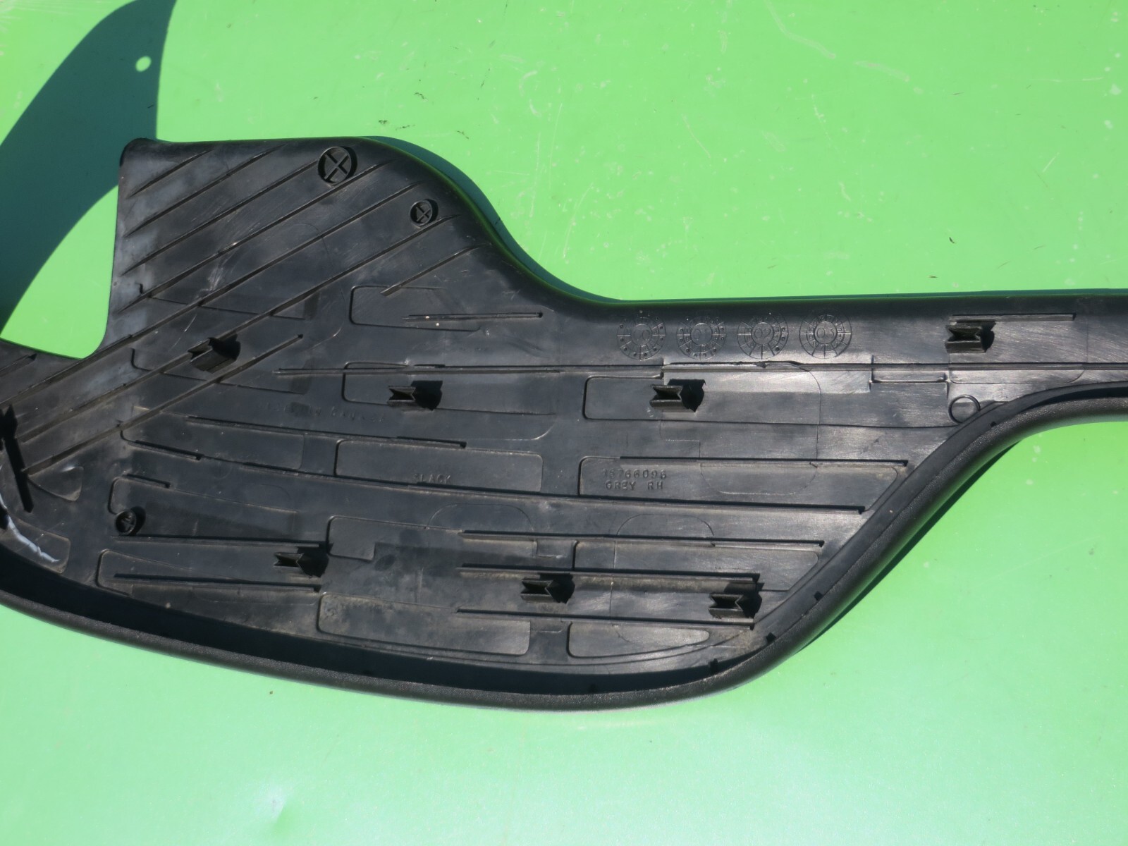 CHEVY SUBURBAN 00-06 REAR RIGHT BUMPER STEP PAD 15756336 OEM TRIM TAHOE YUKON
