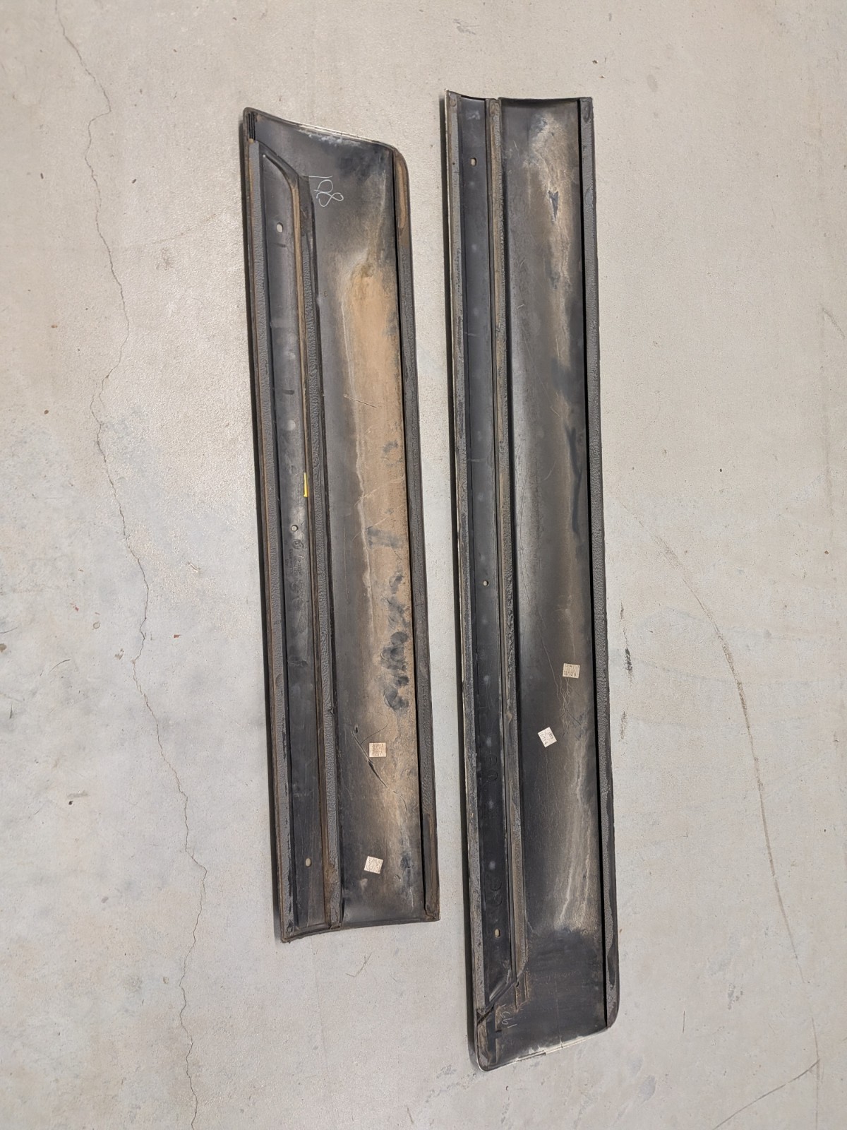 00-06 GMC Yukon XL Passenger Right Side Door Molding Set Front Rear – White