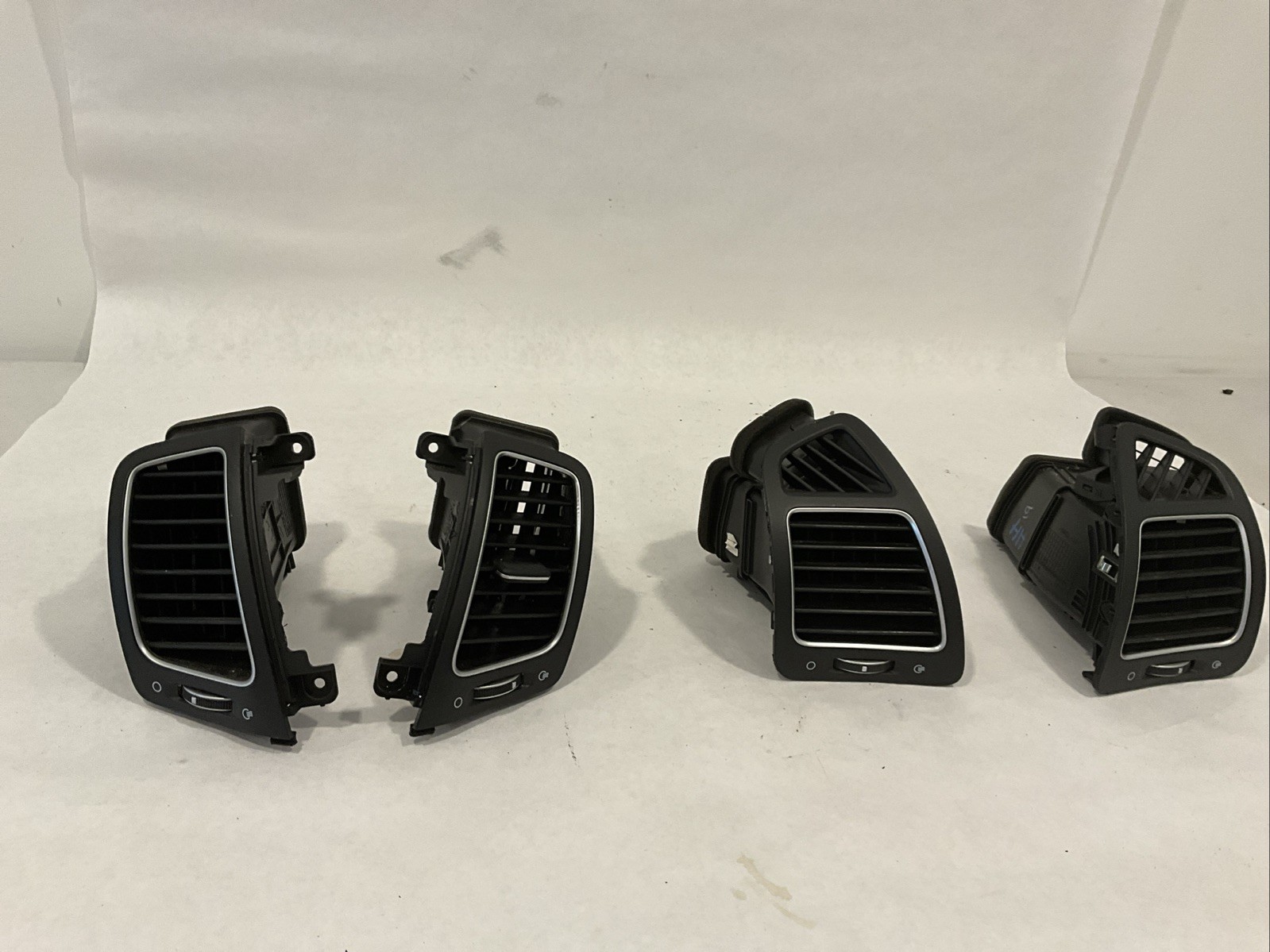 2014 Kia Sorento Dash Vents Set of 4 Assembly Black and Silver Tested OEM