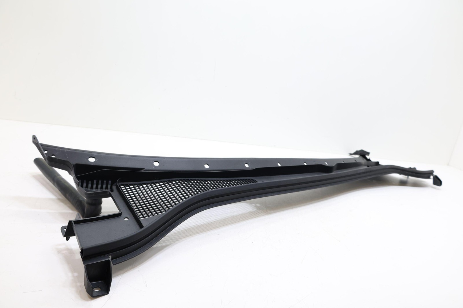 2023-2026 VINFAST VF 8 FRONT WINDSHIELD WIPER COWL GRILLE PANEL OEM BEX30013017