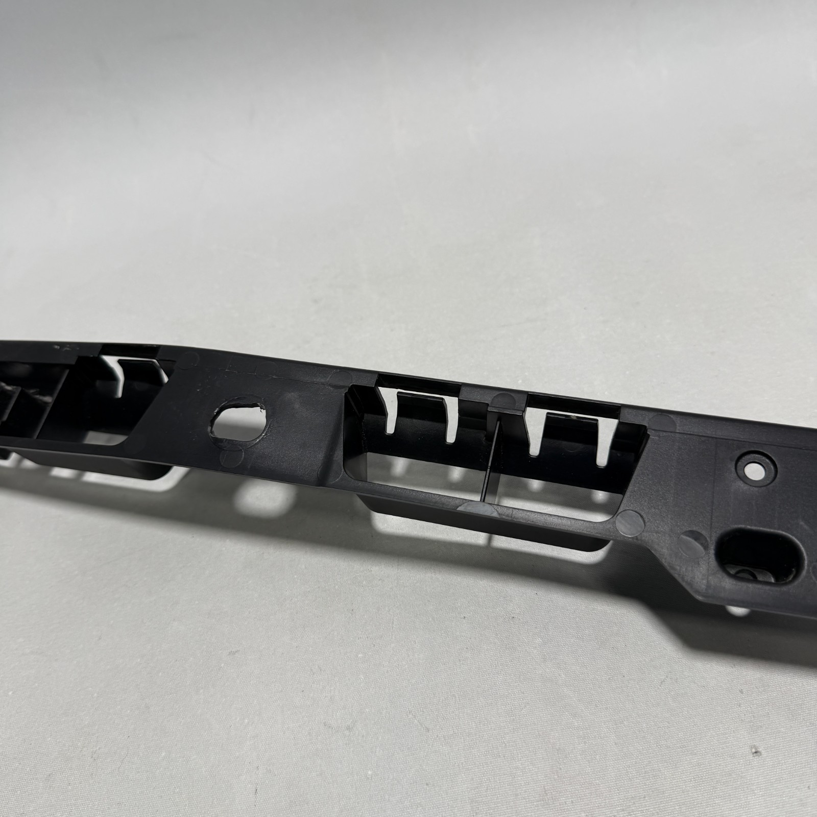 📌 2015-2026 PORSCHE MACAN LEFT SIDE SKIRT ROCKER PANEL BRACKET SET OF 2 OEM