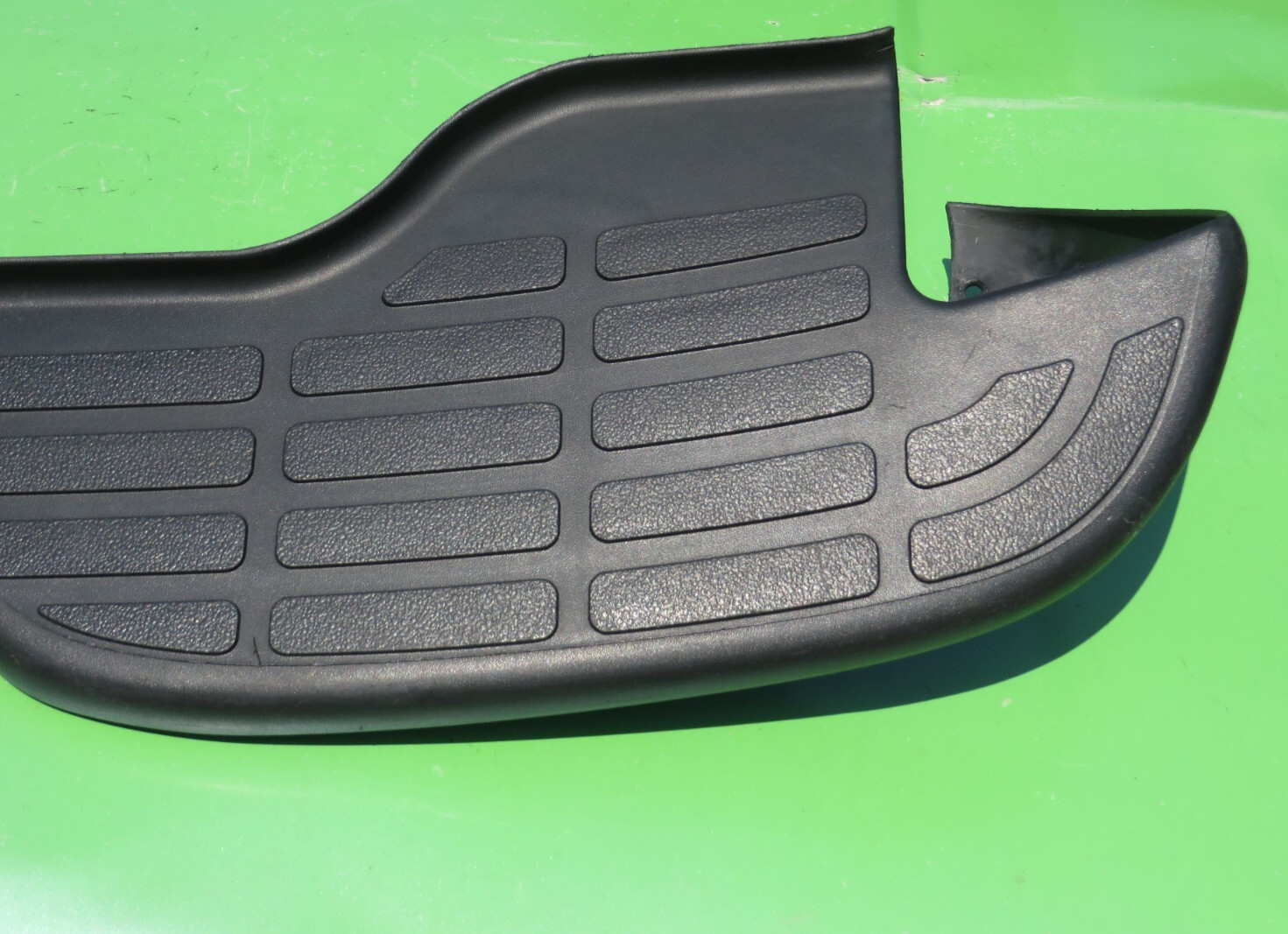 CHEVY SUBURBAN 00-06 REAR RIGHT BUMPER STEP PAD 15756336 OEM TRIM TAHOE YUKON