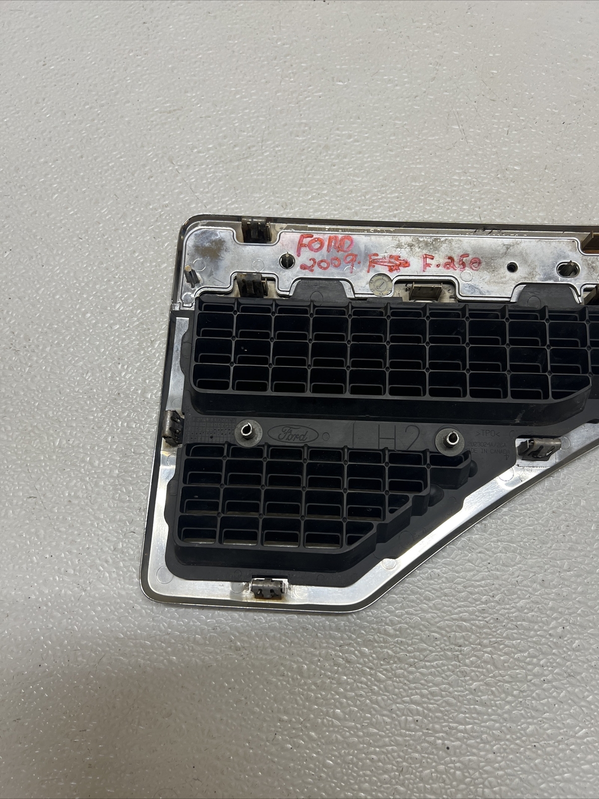 08-10 Ford F-250 Super Duty XLT Driver Side Emblem Badge OEM 8C34-25000A72-A