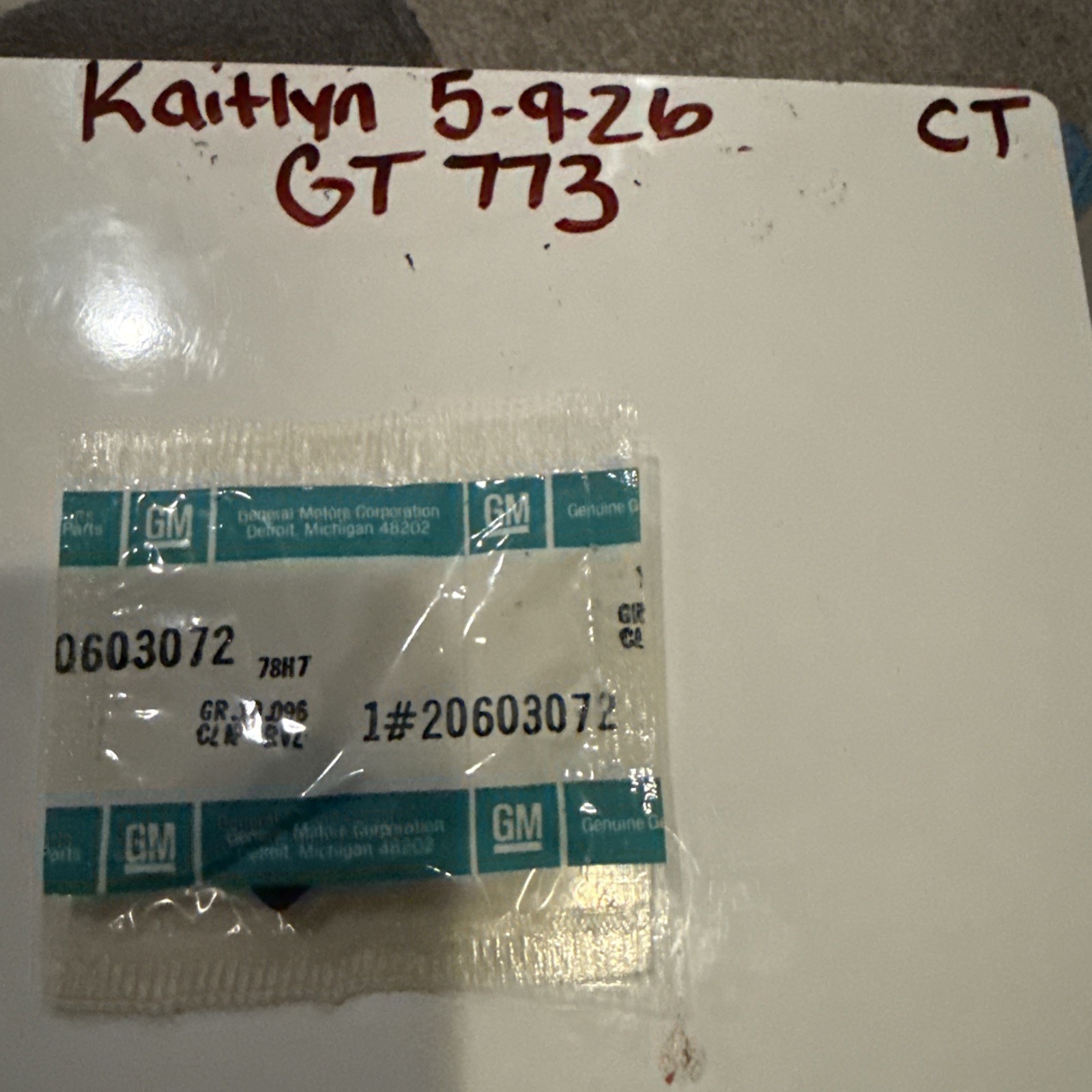 (1) GM 20603072 Windshield & Rear Window Reveal Molding Clip, Sold Individually