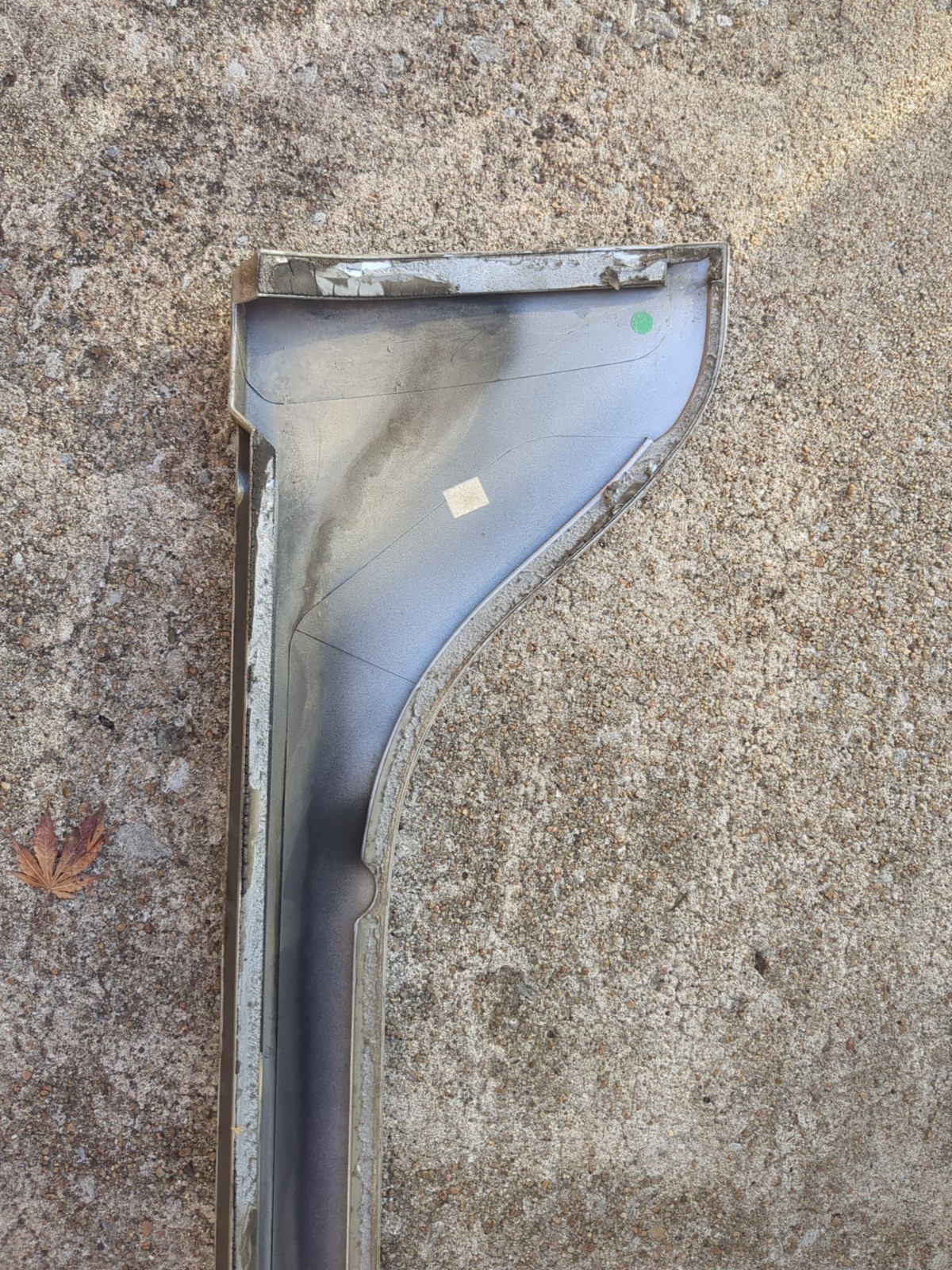 2001-2006 GMC Yukon Denali Passenger Front Door Bottom Molding U926L Silver OEM