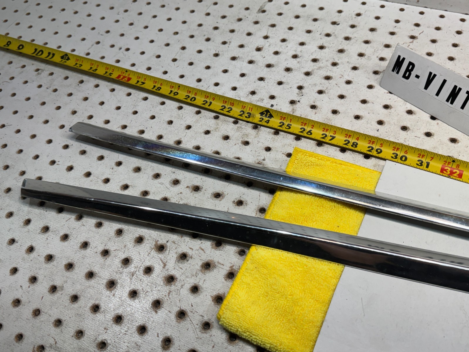 Mercedes 82-91 C126 SEC Doors rear windows outside LOWER snap on 2 Mouldings