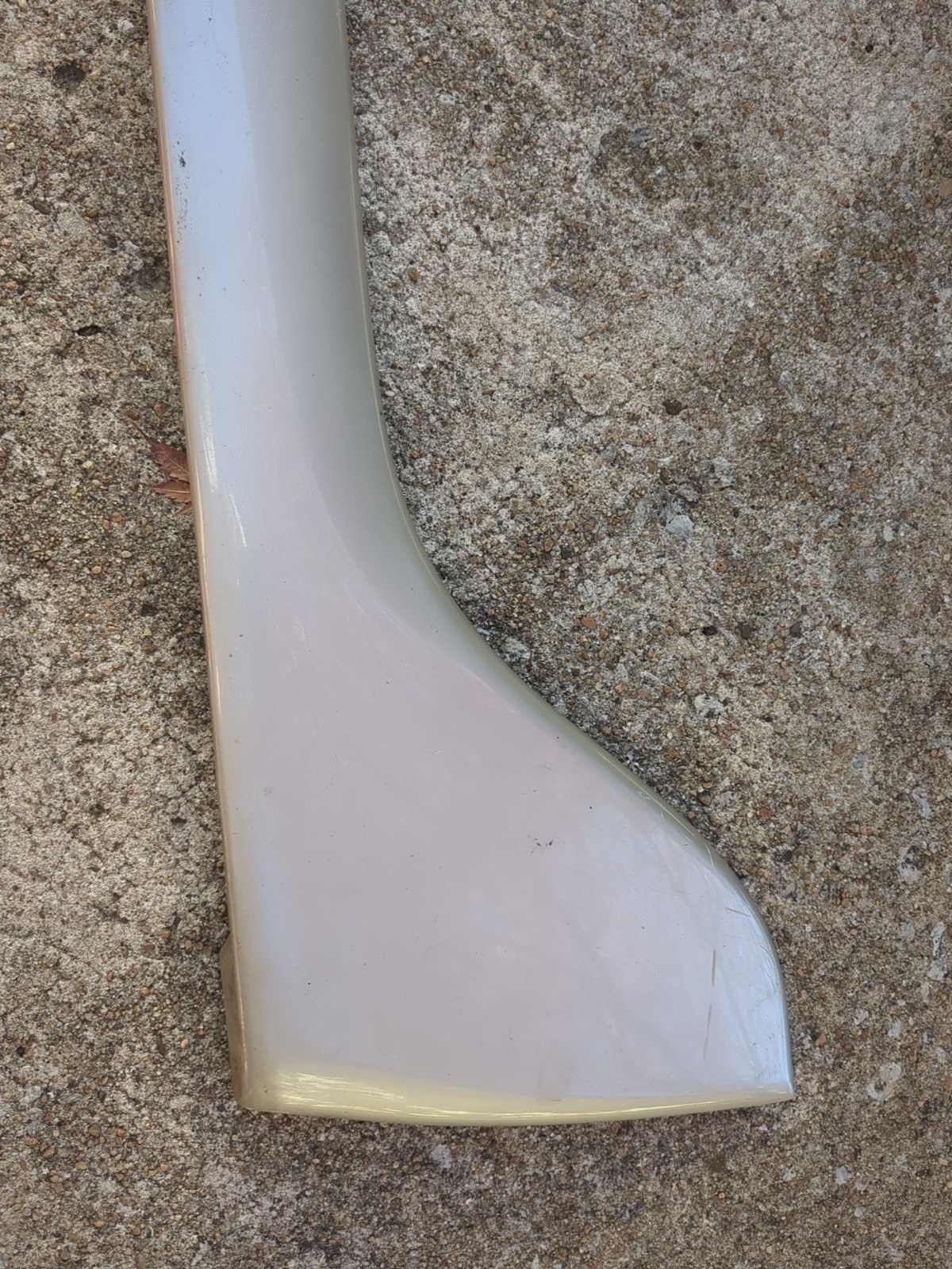 2001-2006 GMC Yukon Denali Passenger Front Door Bottom Molding U926L Silver OEM