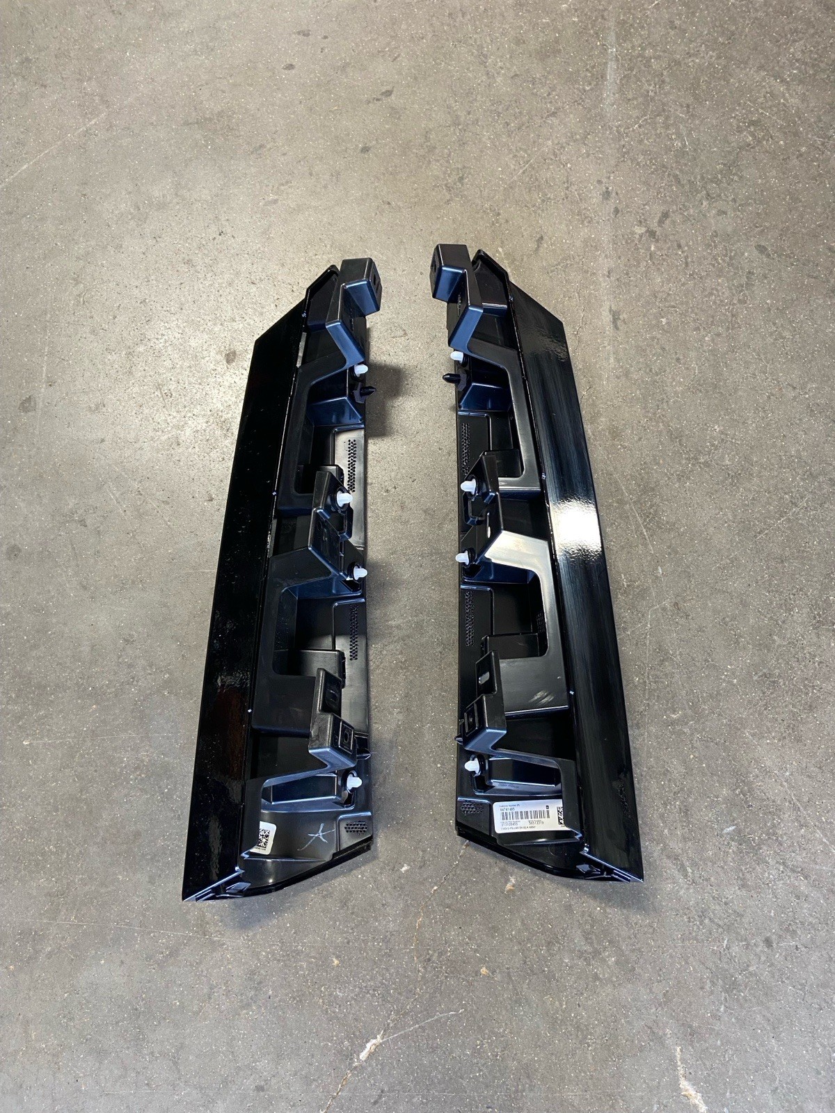 2021-2024 TAHOE SUBURBAN REAR DRIVER & PASSENGER TAIL LIGHT UPPER COVER TRIM