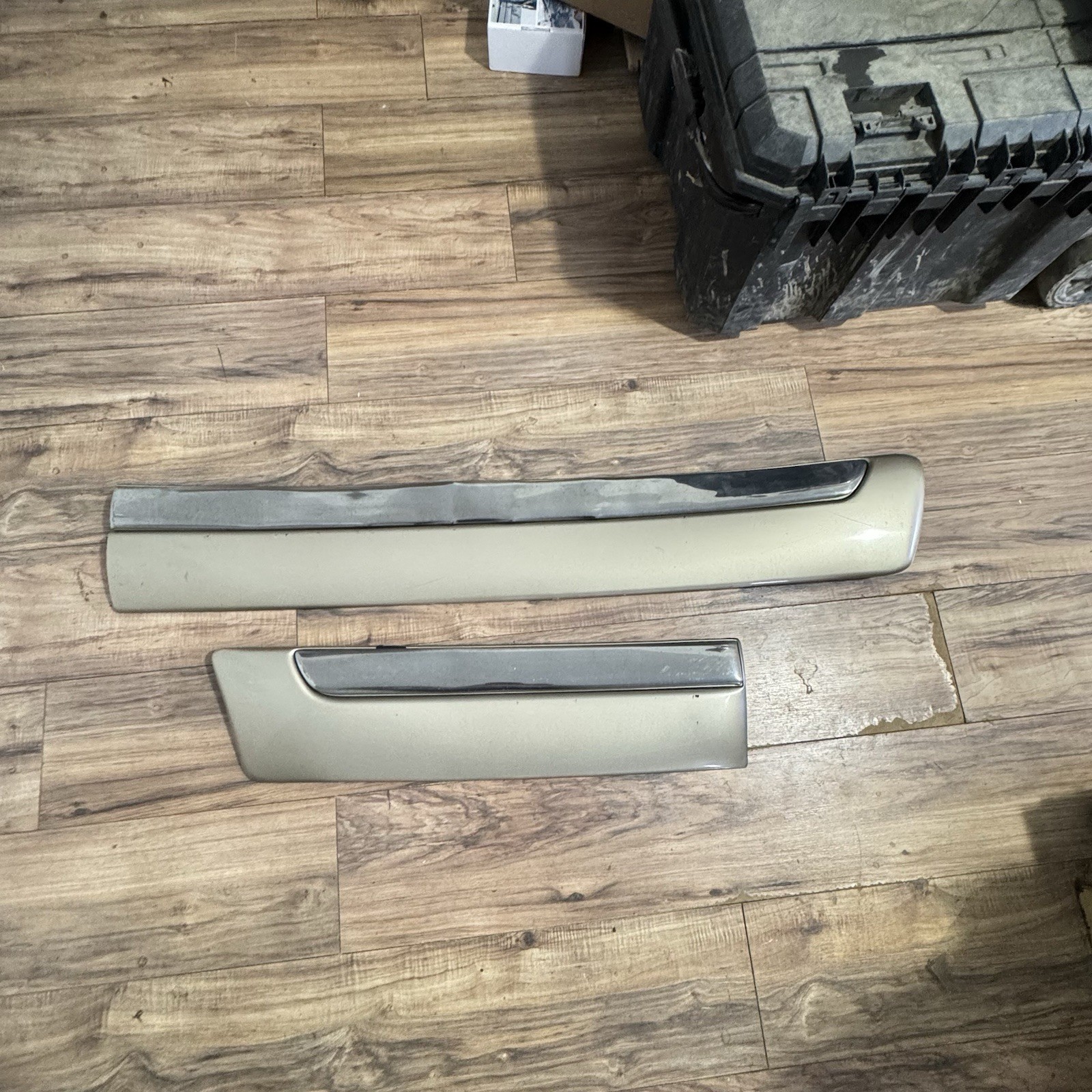 00-06 GMC Yukon XL Front Rear Passenger Right Side Door Molding SET CASHMERE