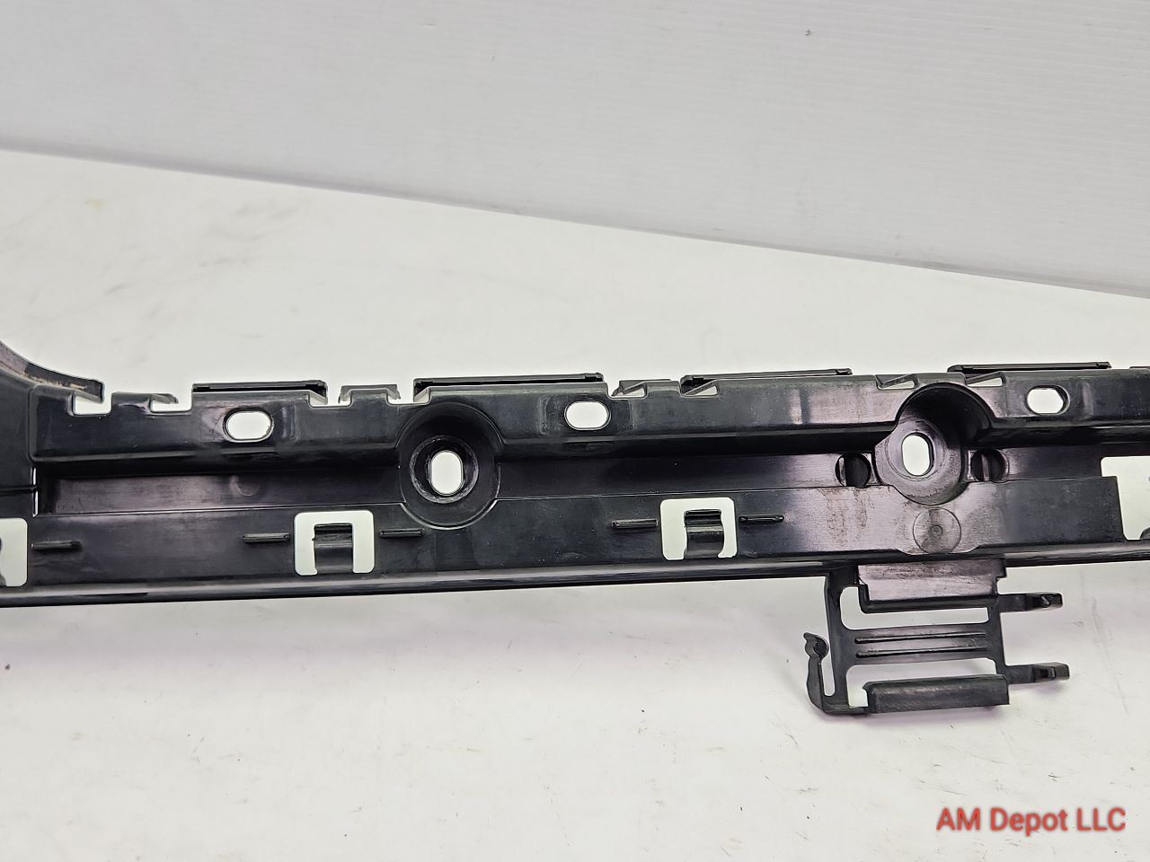 2009 BMW 135i 128i E82 E88 Rear Bumper Cover Center Guide Mount Bracket 7170665