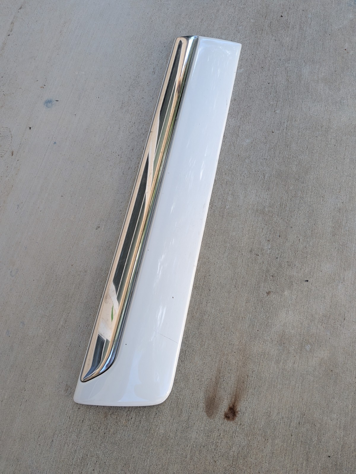 00-06 GMC Yukon XL Passenger Right Rear Door Molding White OEM