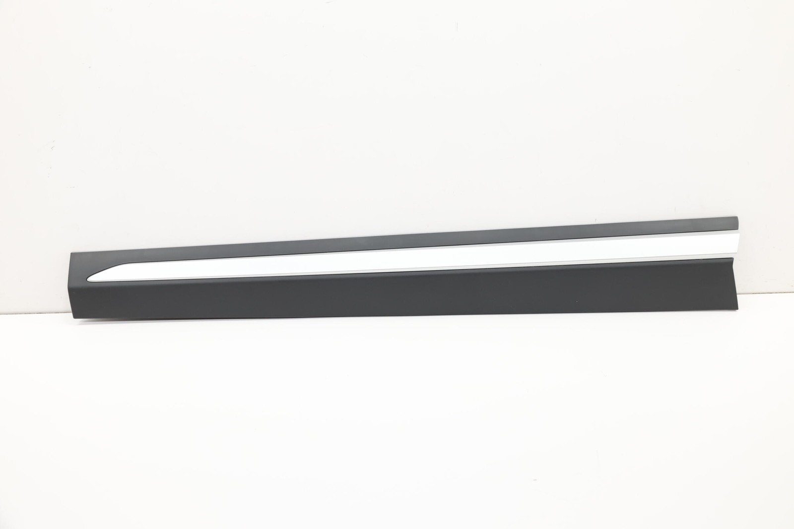 2023-2026 VINFAST VF 8 FRONT LEFT SIDE DOOR LOWER MOLDING COVER OEM BEX30032511