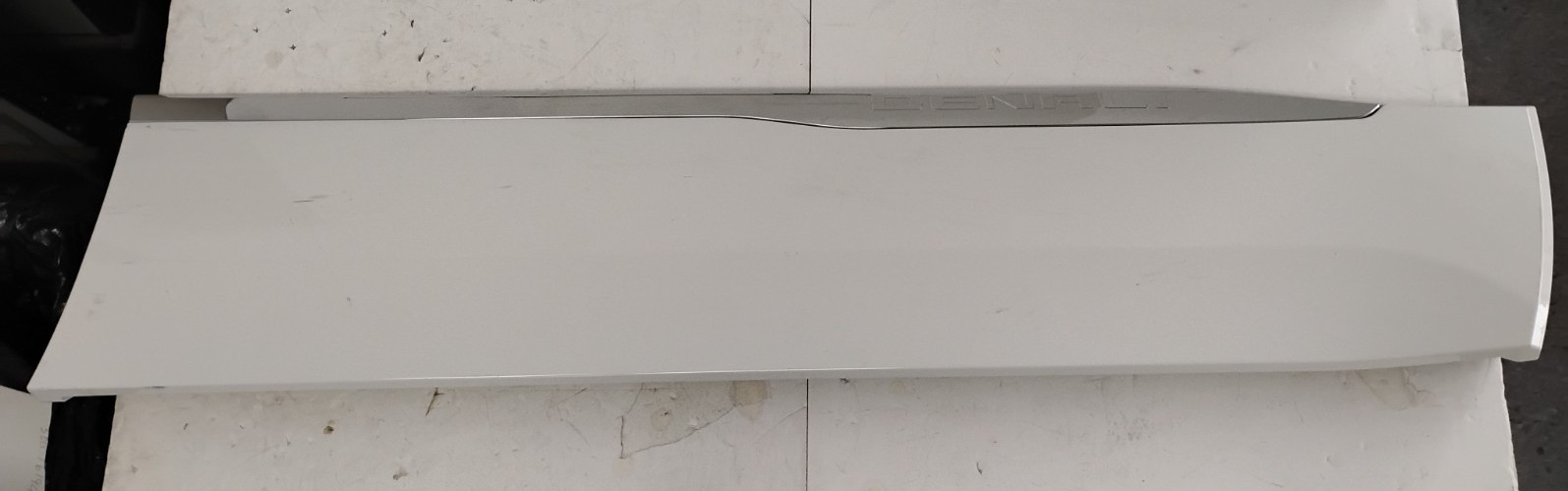 OEM FRONT RIGHT PASSENGER DOOR SIDE TRIM SUMMIT WHITE 2018 GMC ARCADIA DENALI