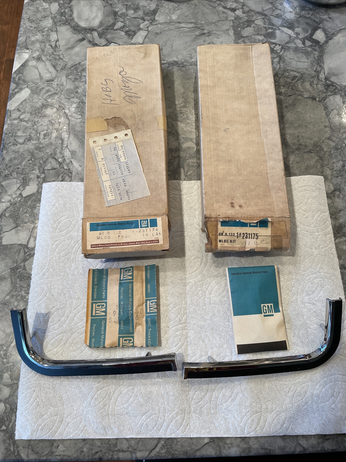 NOS GM 231174/231175 1971 Oldsmobile Custom Cruiser Front Grille Mouldings LH RH