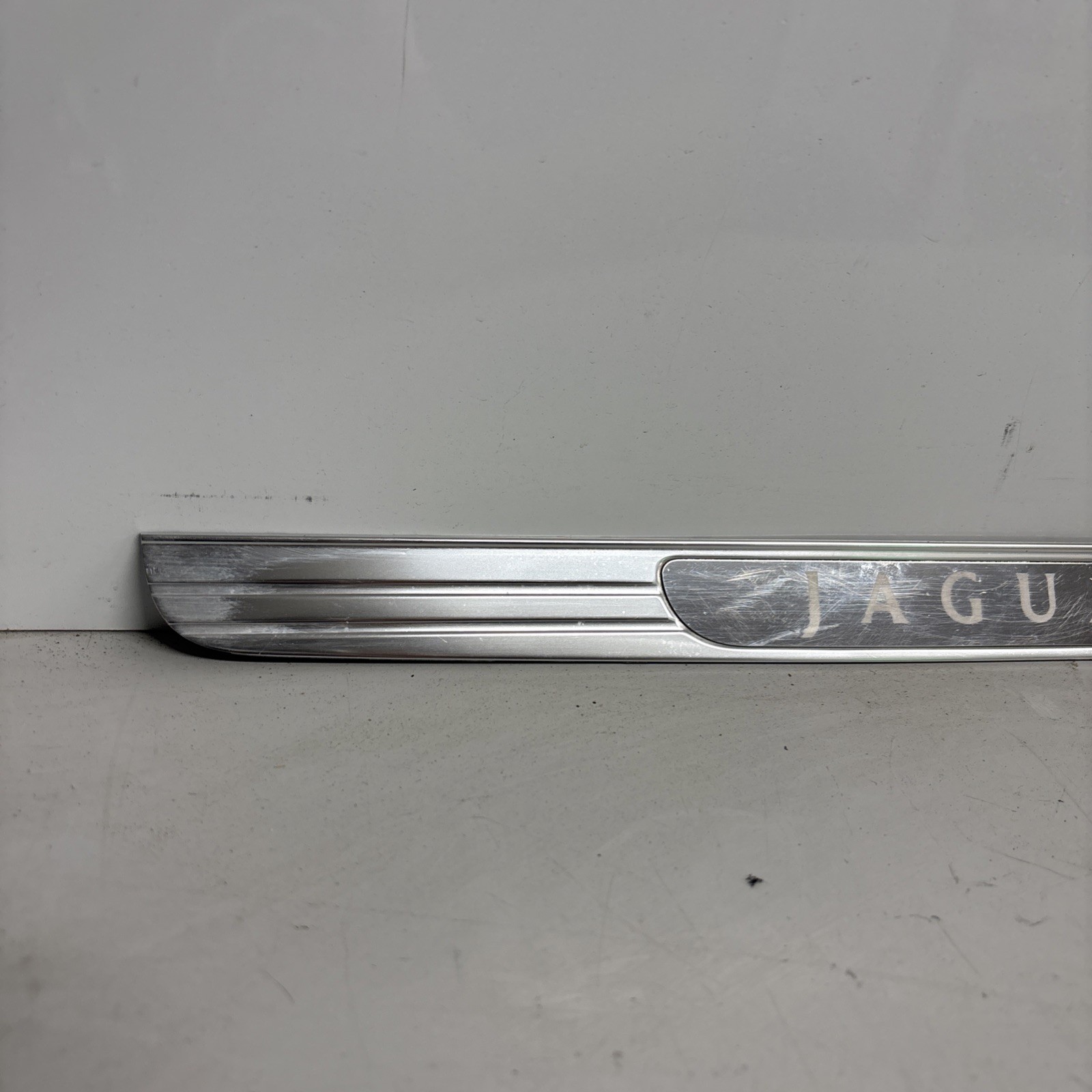 2004-05-06-07-08-2009 JAGUAR XJ8 XJ8L XJR VANDEN PLAS LEFT FRONT FLOOR MOLDING