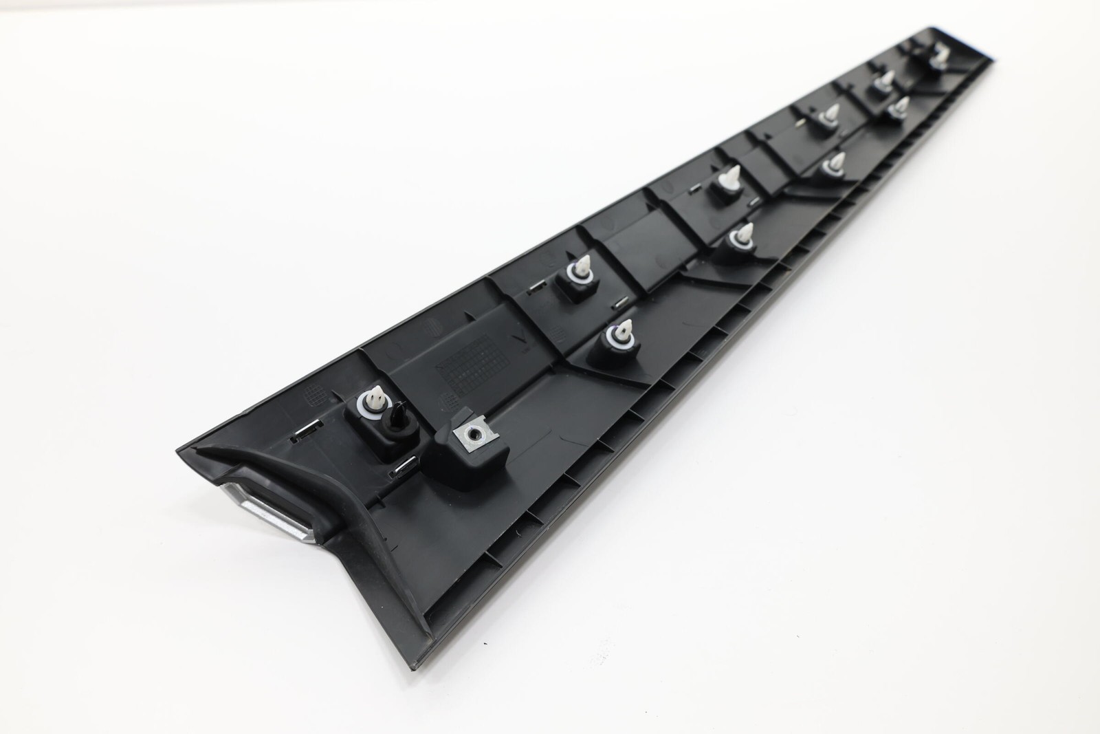 2023-2026 VINFAST VF 8 FRONT LEFT SIDE DOOR LOWER MOLDING COVER OEM BEX30032511