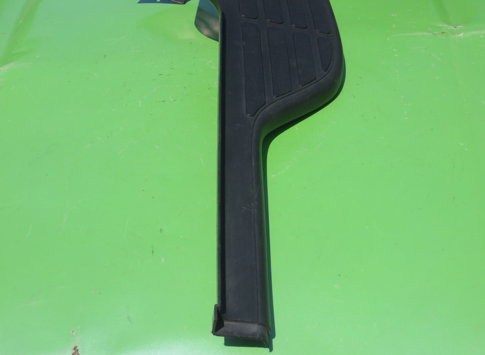 CHEVY SUBURBAN 00-06 REAR RIGHT BUMPER STEP PAD 15756336 OEM TRIM TAHOE YUKON