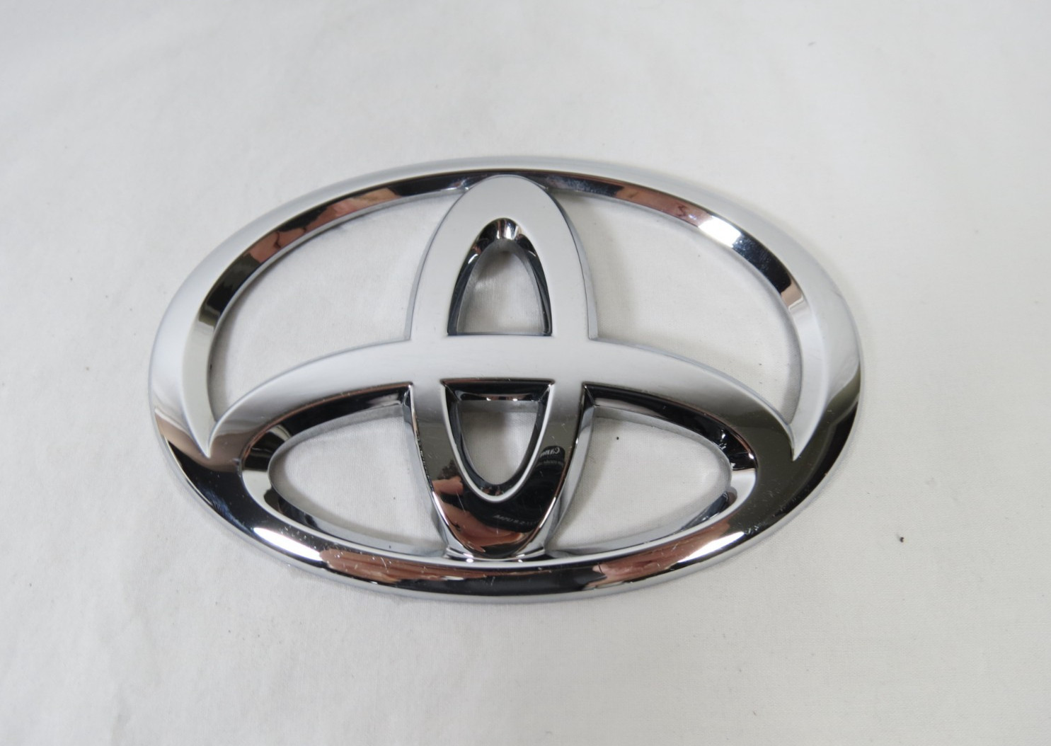 2004-2007 Toyota Highlander Front Grille Emblem Badge Symbol Logo Genuine OEM