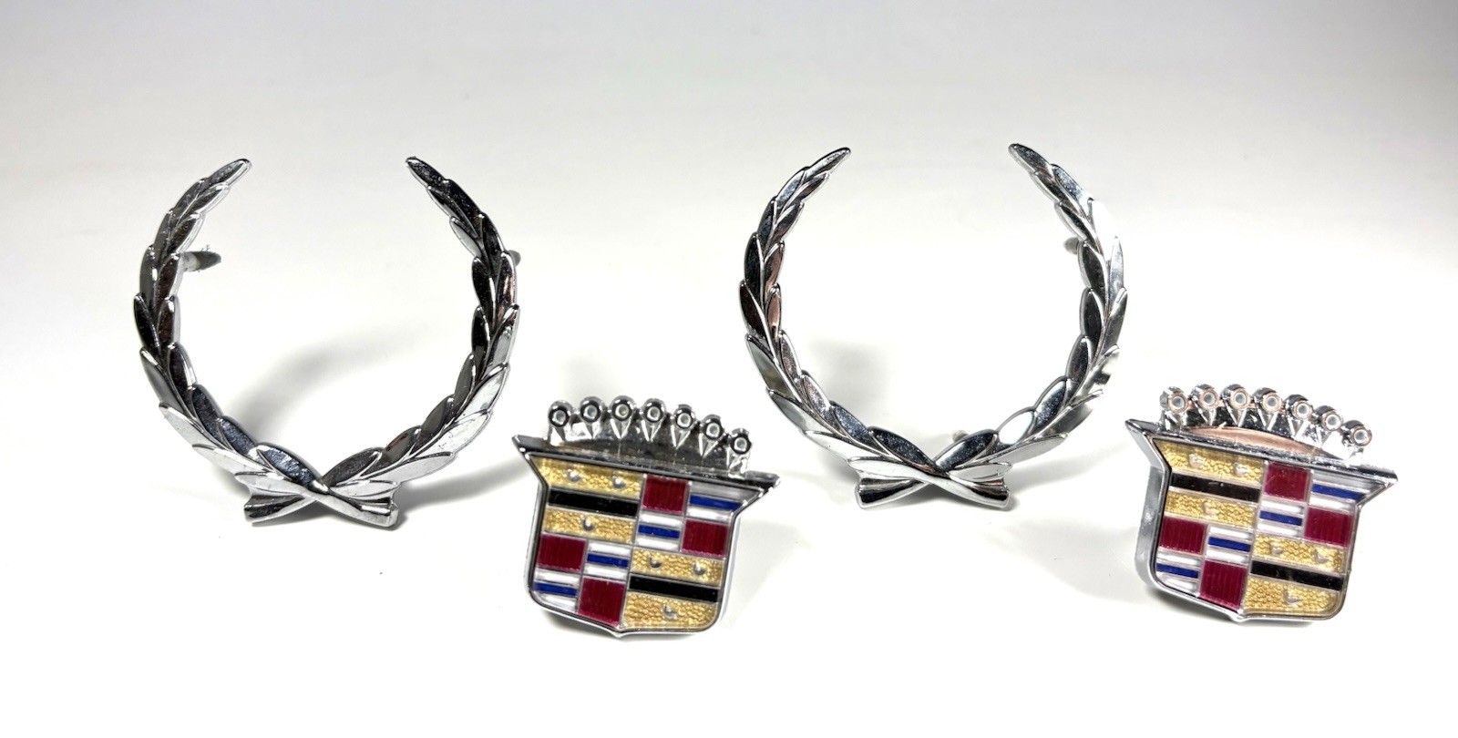 REAL GM NOS 80 96 CADILLAC ROOF CREST WREATH EMBLEM SET SAIL PANEL OEM TRIM