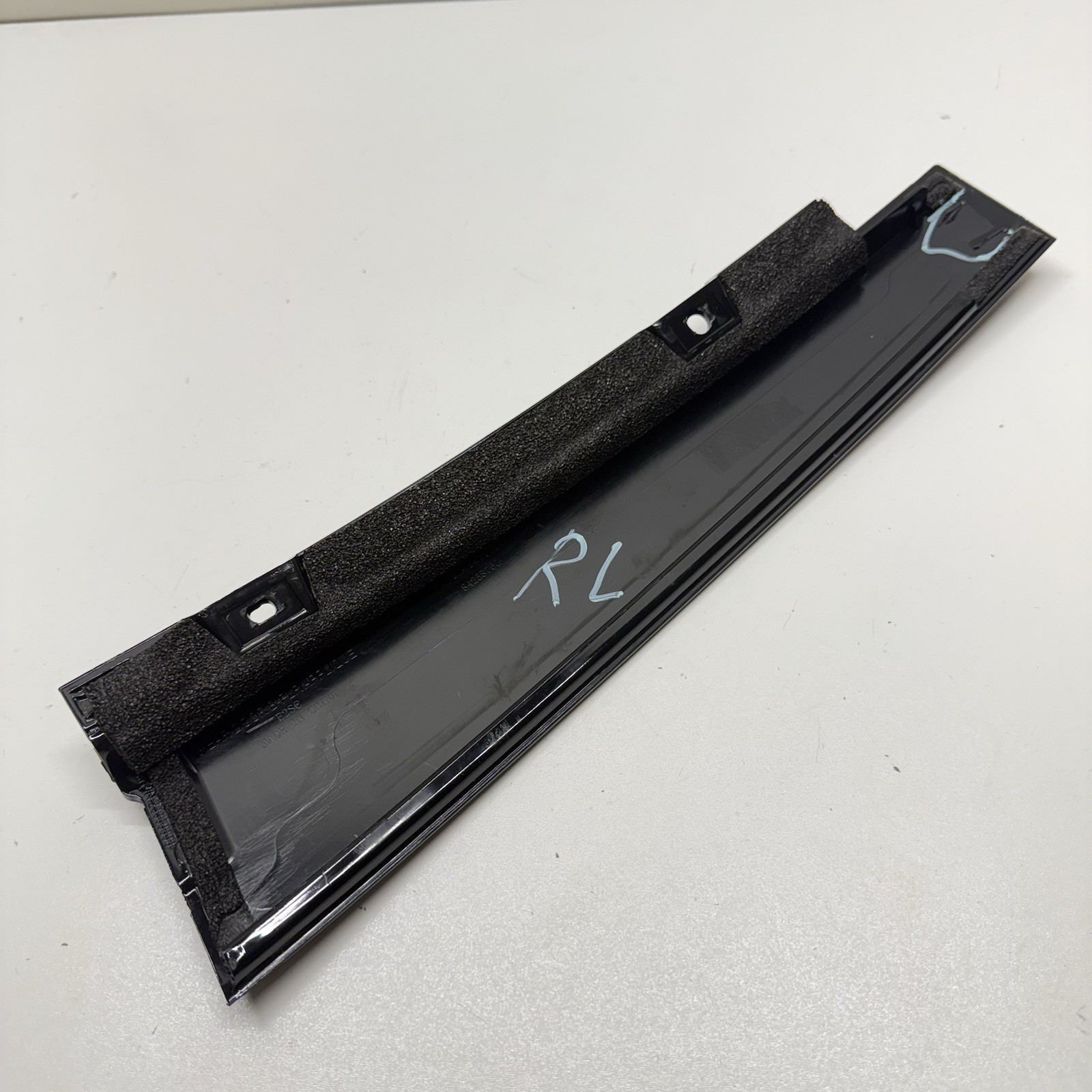 2016-2025 CHEVROLET MALIBU REAR LEFT SIDE DOOR WINDOW B PILLAR TRIM MOLDING OEM