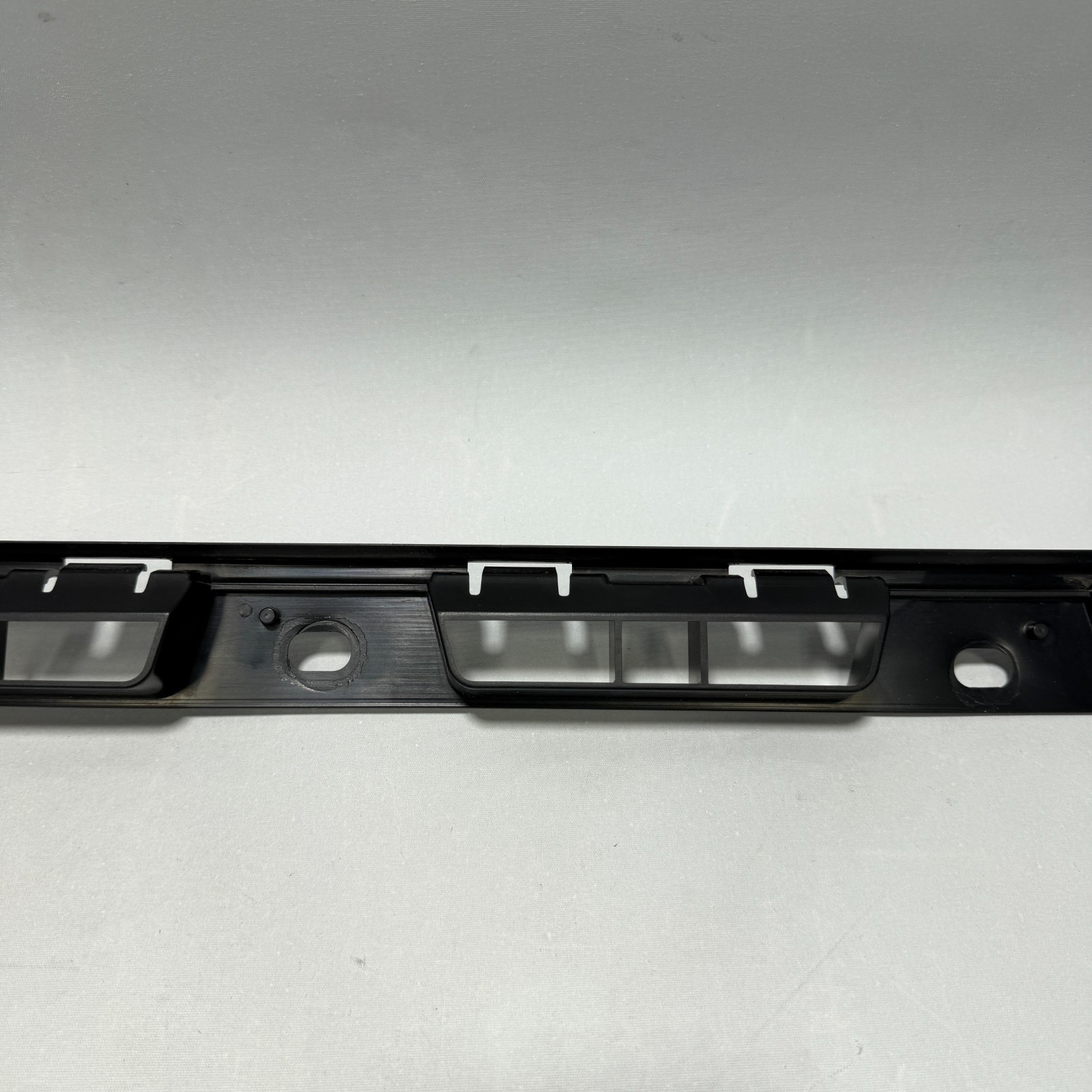 📌 2015-2026 PORSCHE MACAN LEFT SIDE SKIRT ROCKER PANEL BRACKET SET OF 2 OEM