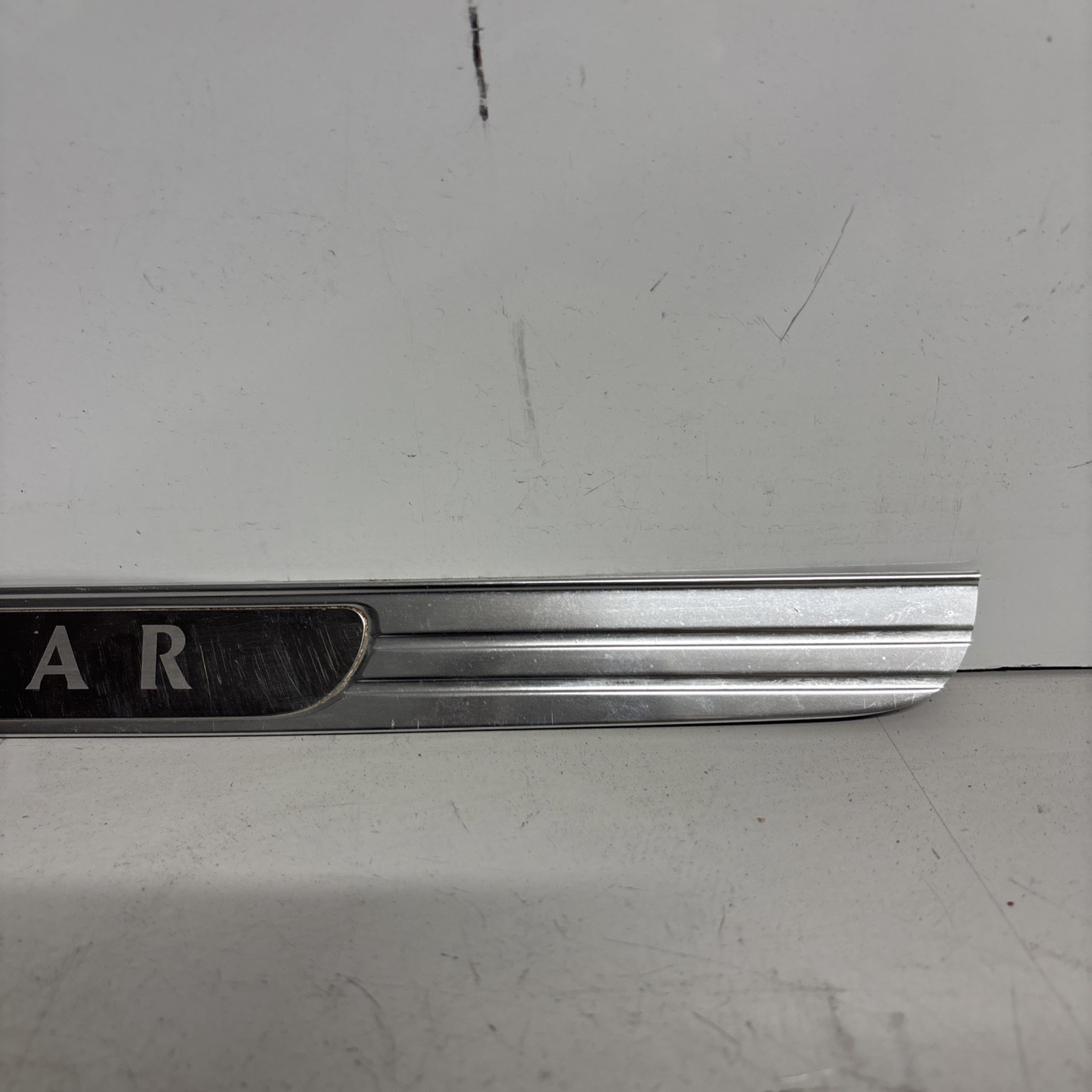 2004-05-06-07-08-2009 JAGUAR XJ8 XJ8L XJR VANDEN PLAS LEFT FRONT FLOOR MOLDING