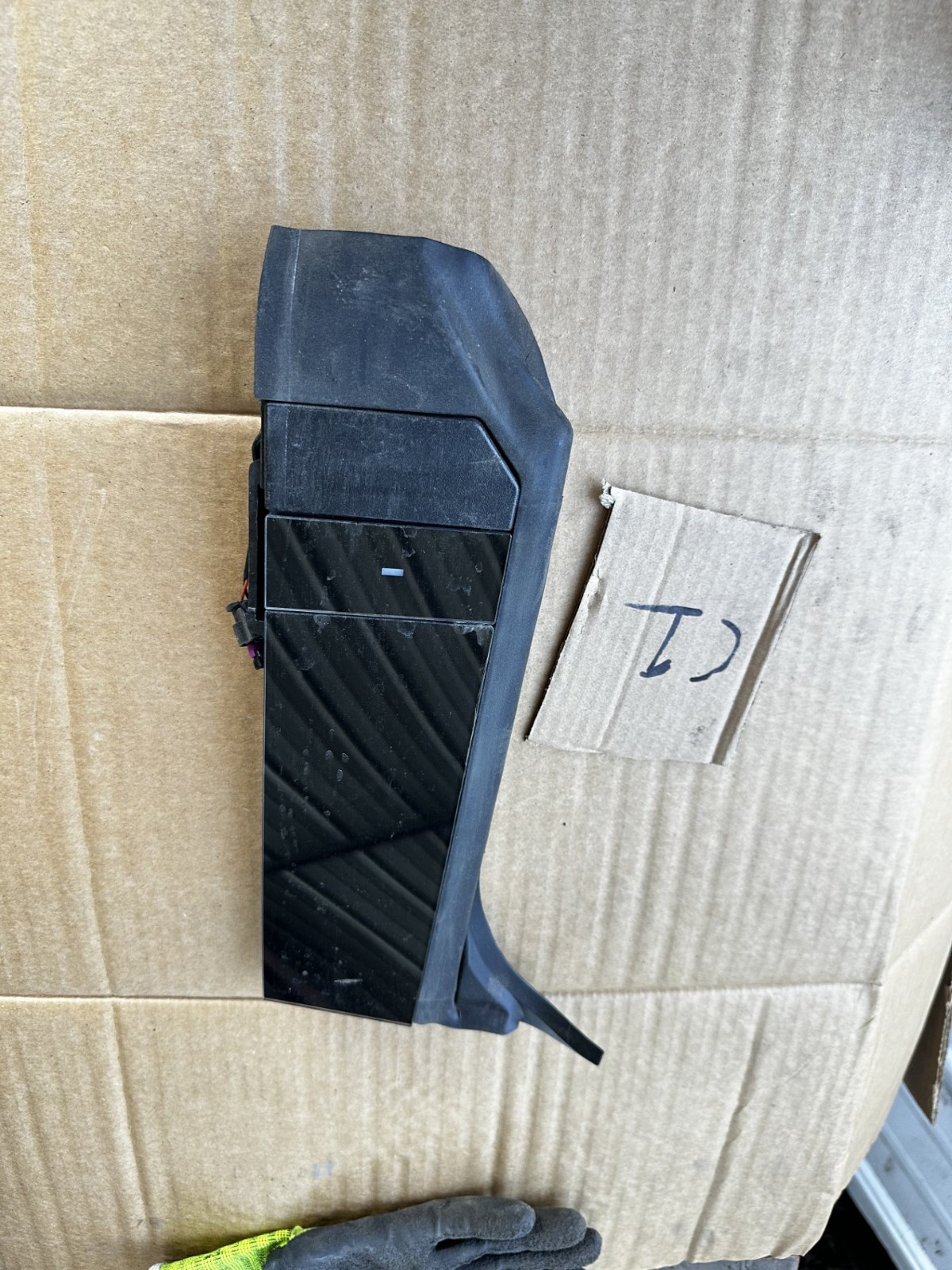 2024 – 2026 TESLA CYBERTRUCK REAR LEFT C PILLAR APPLIQUE MOLDING OEM 184858100C