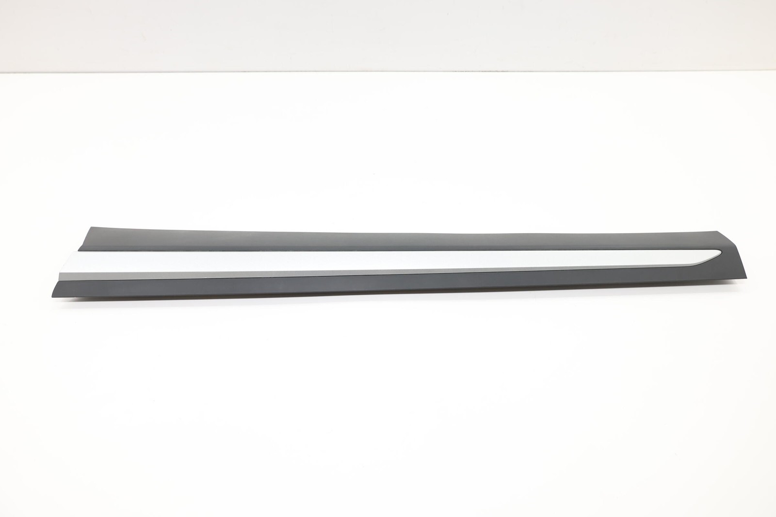 2023-2026 VINFAST VF 8 FRONT LEFT SIDE DOOR LOWER MOLDING COVER OEM BEX30032511