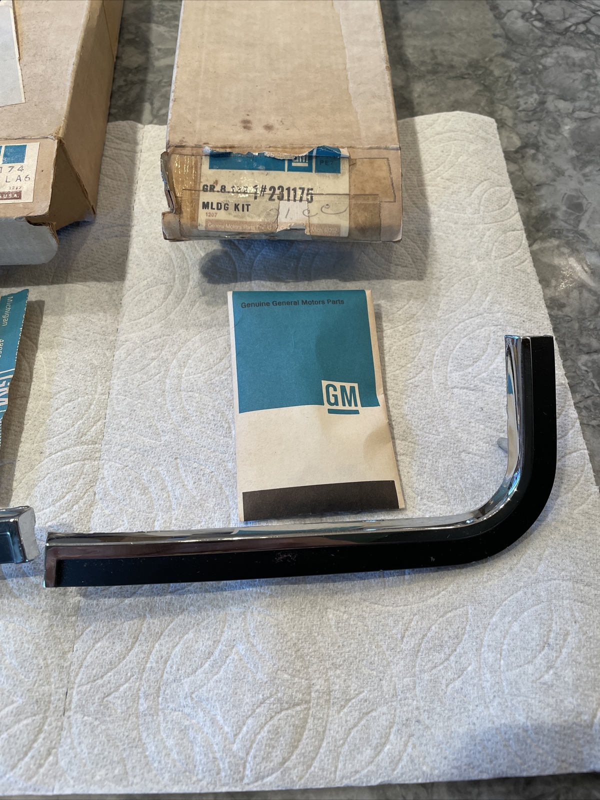 NOS GM 231174/231175 1971 Oldsmobile Custom Cruiser Front Grille Mouldings LH RH